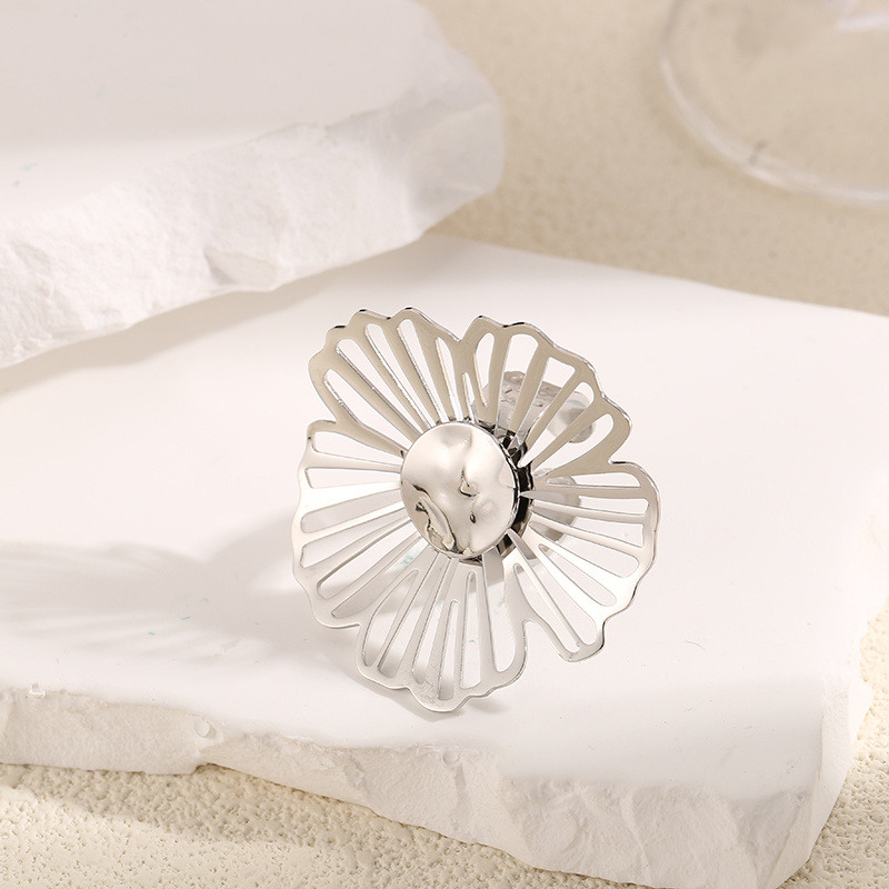 Wholesaler Eclat Paris - Silver Open Flower Ring With Shiny Hammered Disc