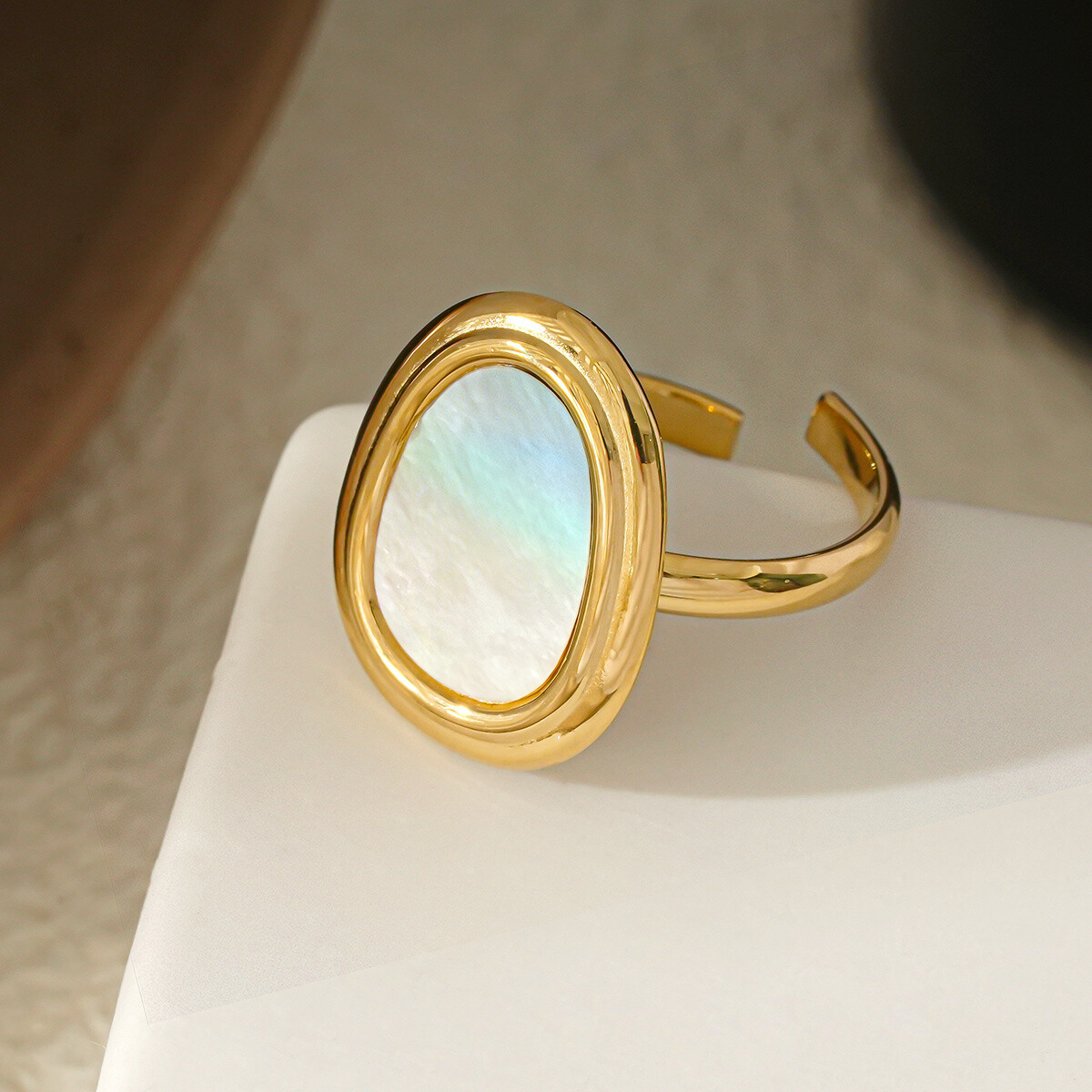 Großhändler Eclat Paris - Offener goldener Ring mit weißem ovalem weißem Stein