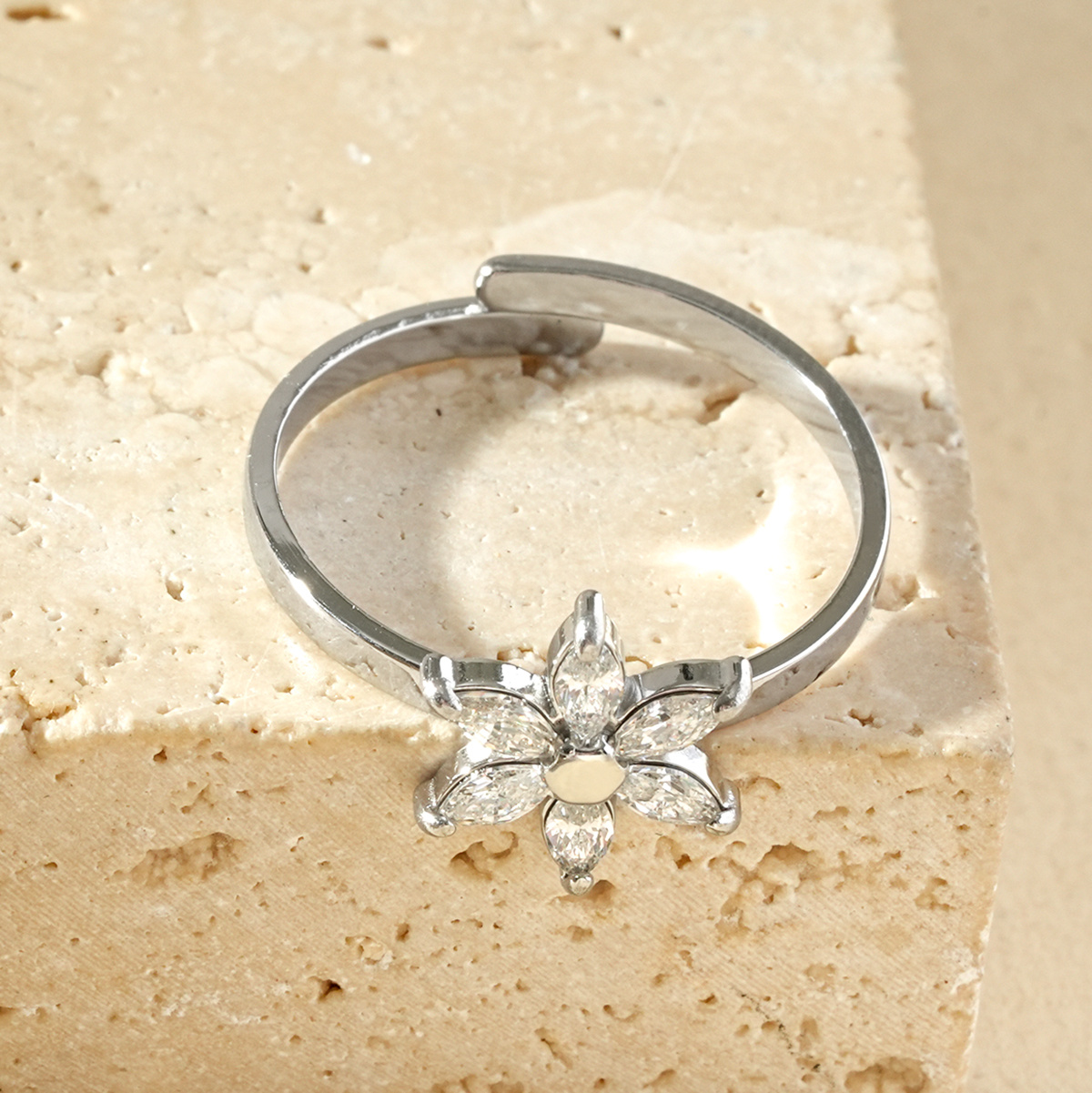 Grossiste Eclat Paris - Bague argentée ajustable fleur aux pétales strassés