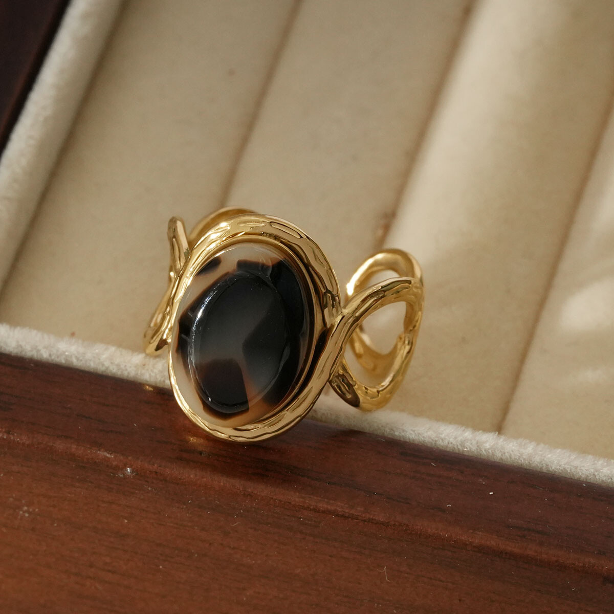 Großhändler Eclat Paris - Offener goldener Ring mit ovalem Leopardenstein