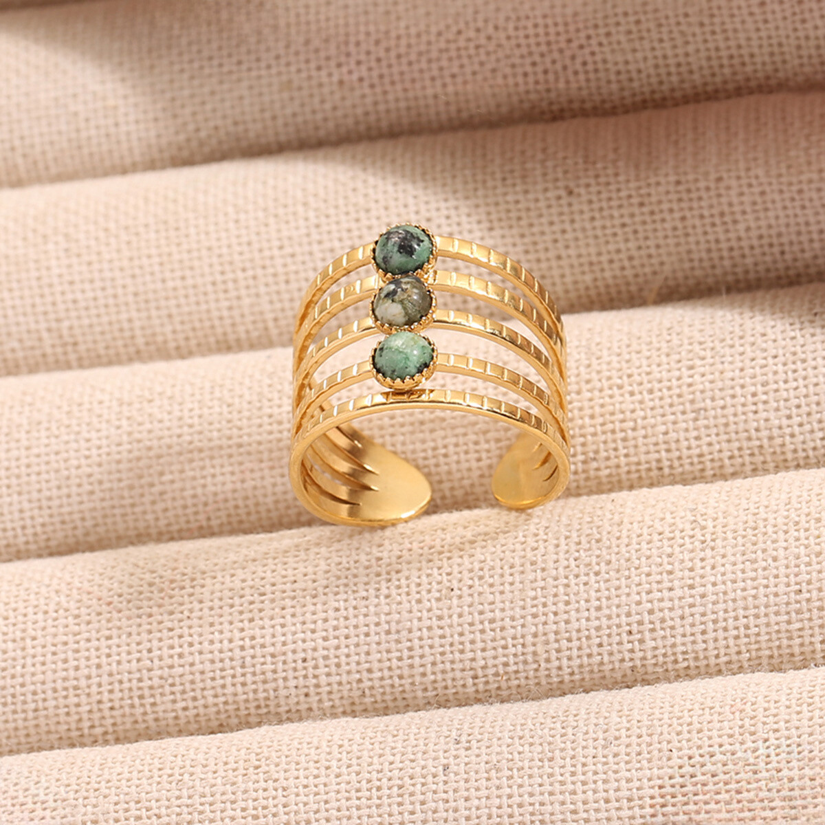 Großhändler Eclat Paris - Öffnen Sie Multi -Rangs Textured Golden Ring mit grünen Steinen