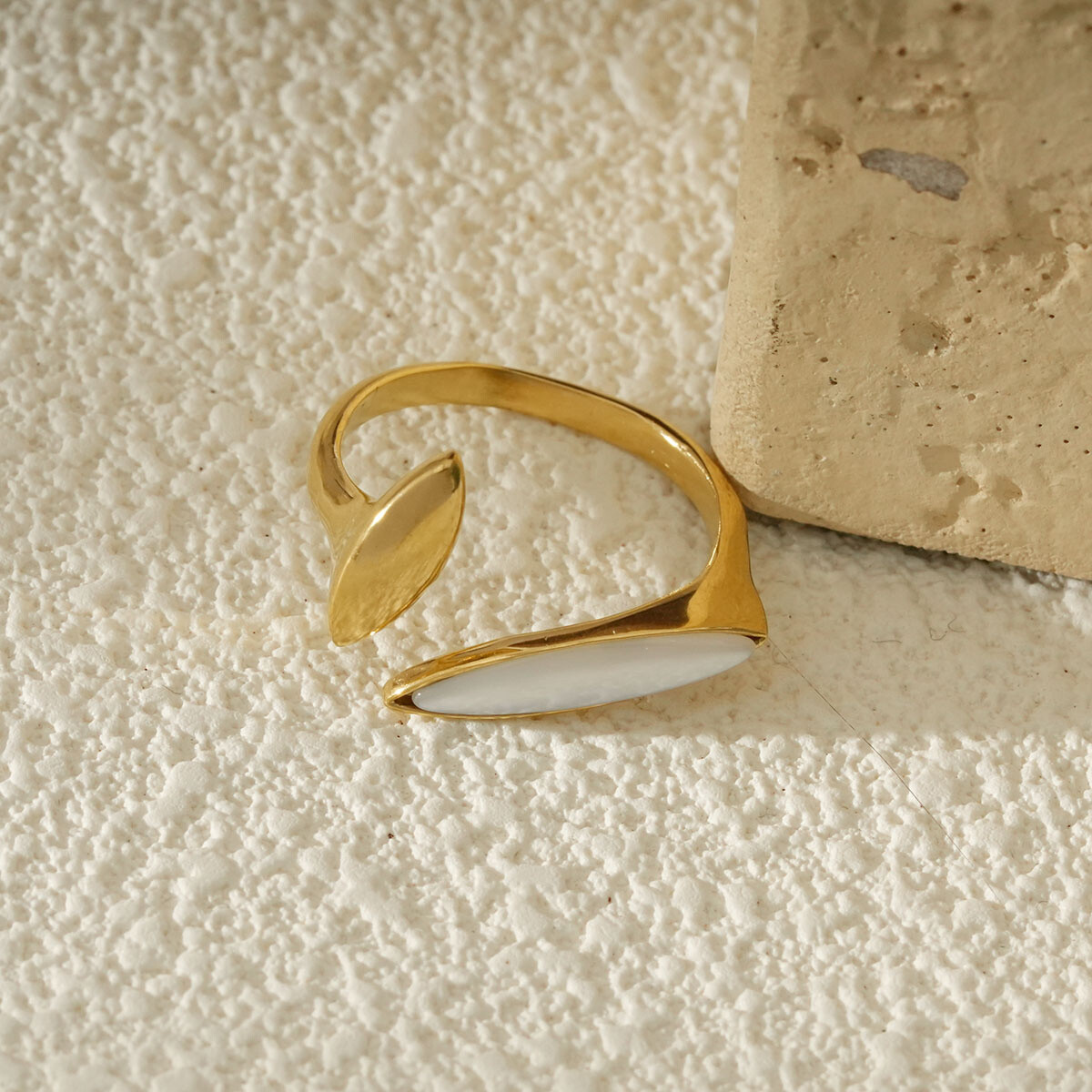 Großhändler Eclat Paris - Asymmetrischer offener goldener Ring mit weißem ovalem Steinstein