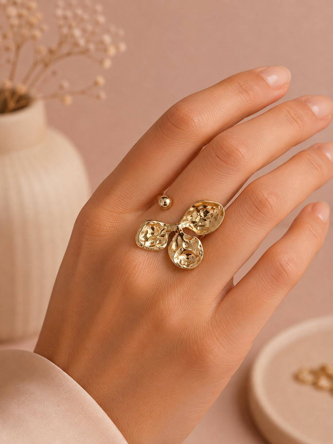 Grossiste Eclat Paris - Bague demi fleur martelé et perle doré