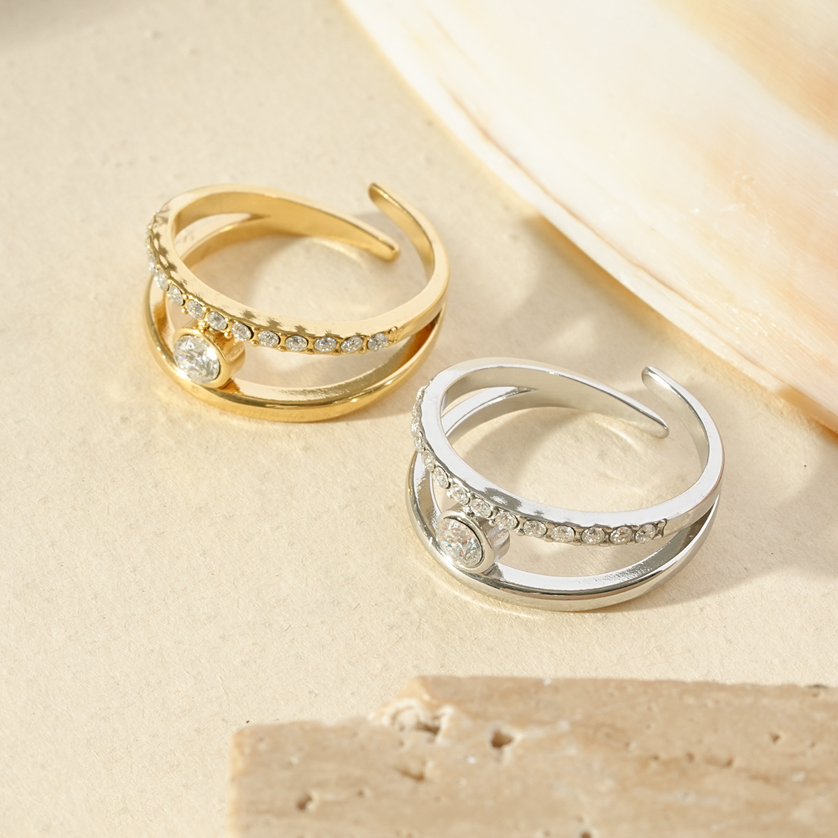 Grossiste Eclat Paris - Bague argentée ouverte strass central et double anneau