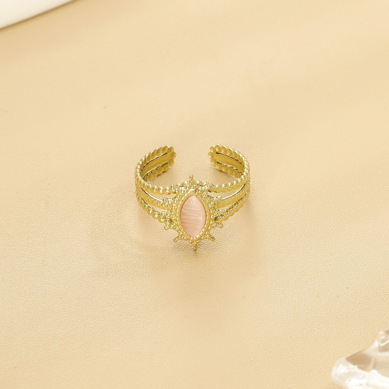 Großhändler Eclat Paris - Verdrehter goldener Ring mit rosa ovalem Stein