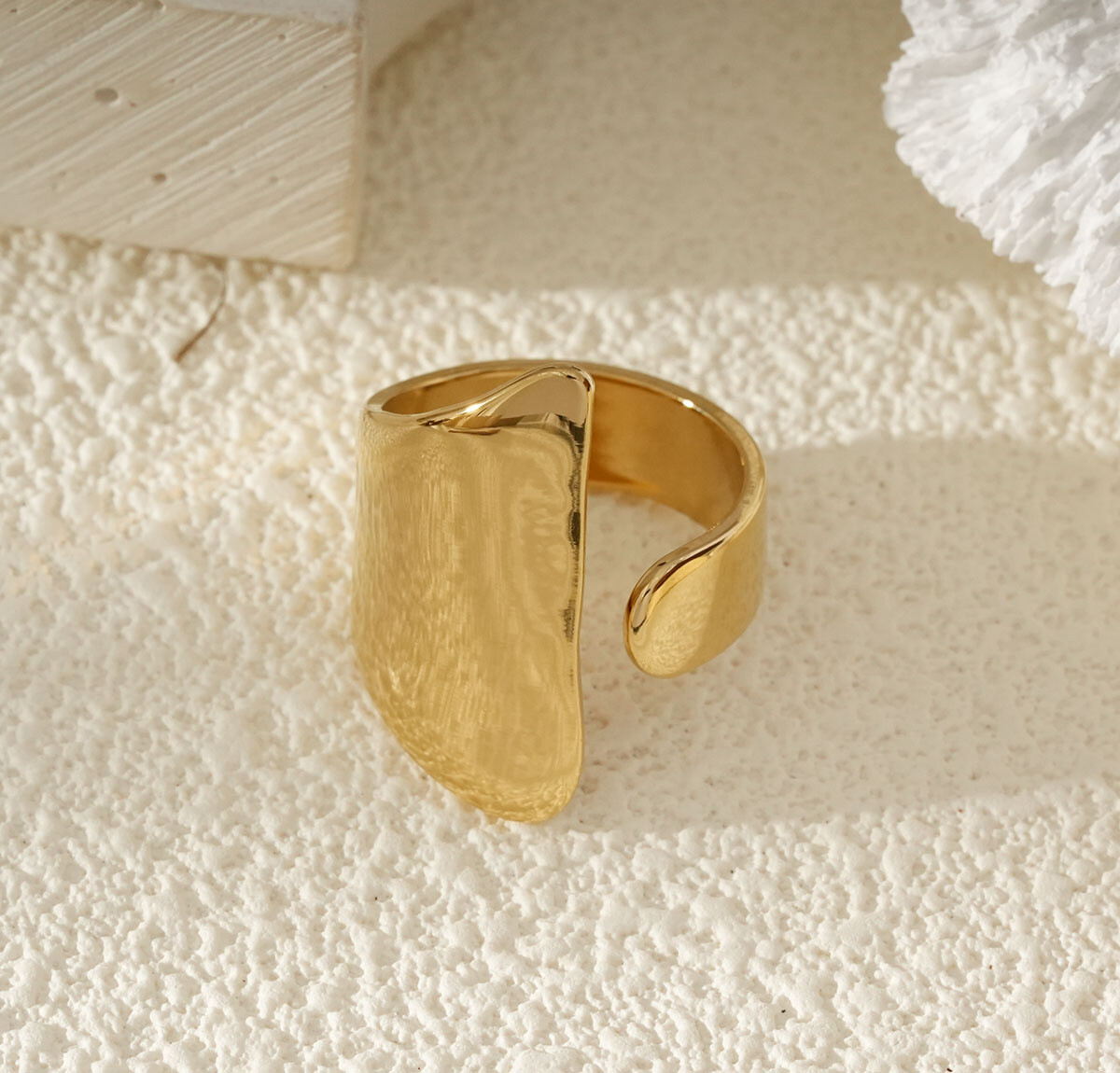 Wholesaler Eclat Paris - Aymmetrical modern golden ring