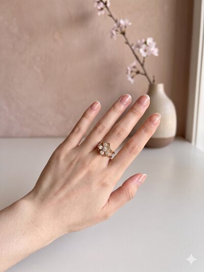 Grossiste Eclat Paris - Bague dorée anti-stress ajustable fleur pavée de strass Grossiste Eclat Paris - Bague dorée anti-stress ajustable fleur pavée de strass