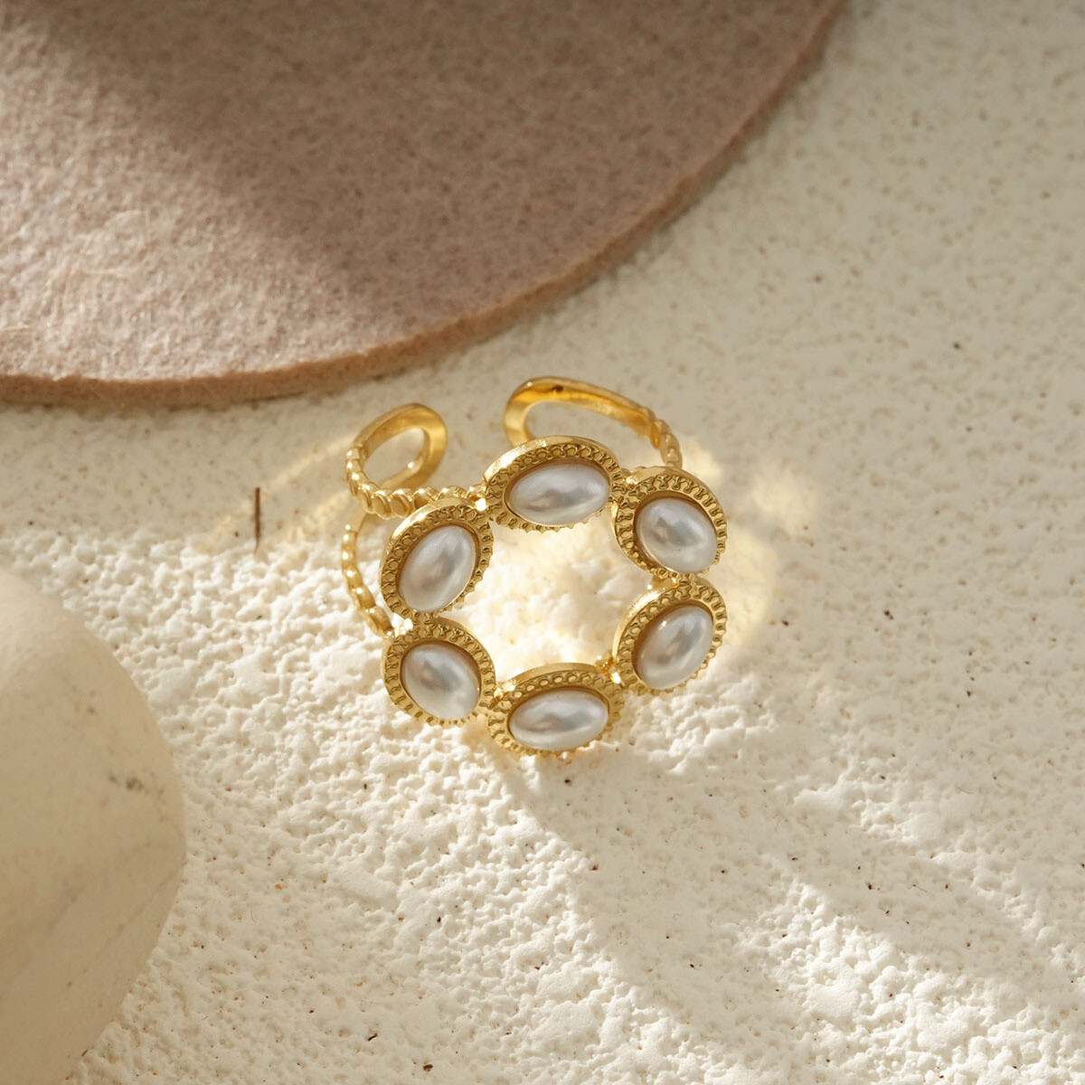 Wholesaler Eclat Paris - Adjustable golden ring pearl flower in textured circles