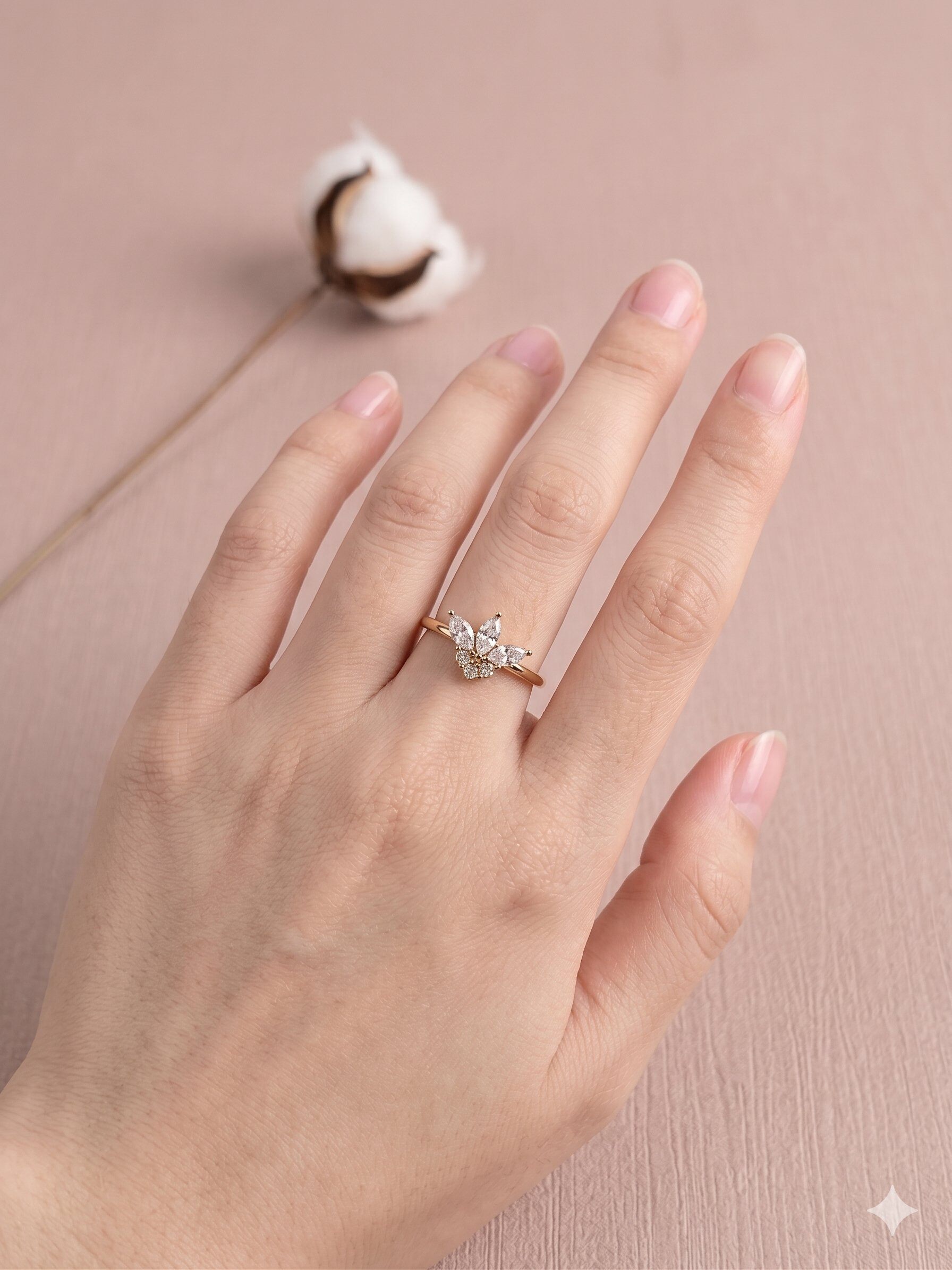 Mayorista Eclat Paris - Anillo ajustable dorado con alas incrustadas de strass