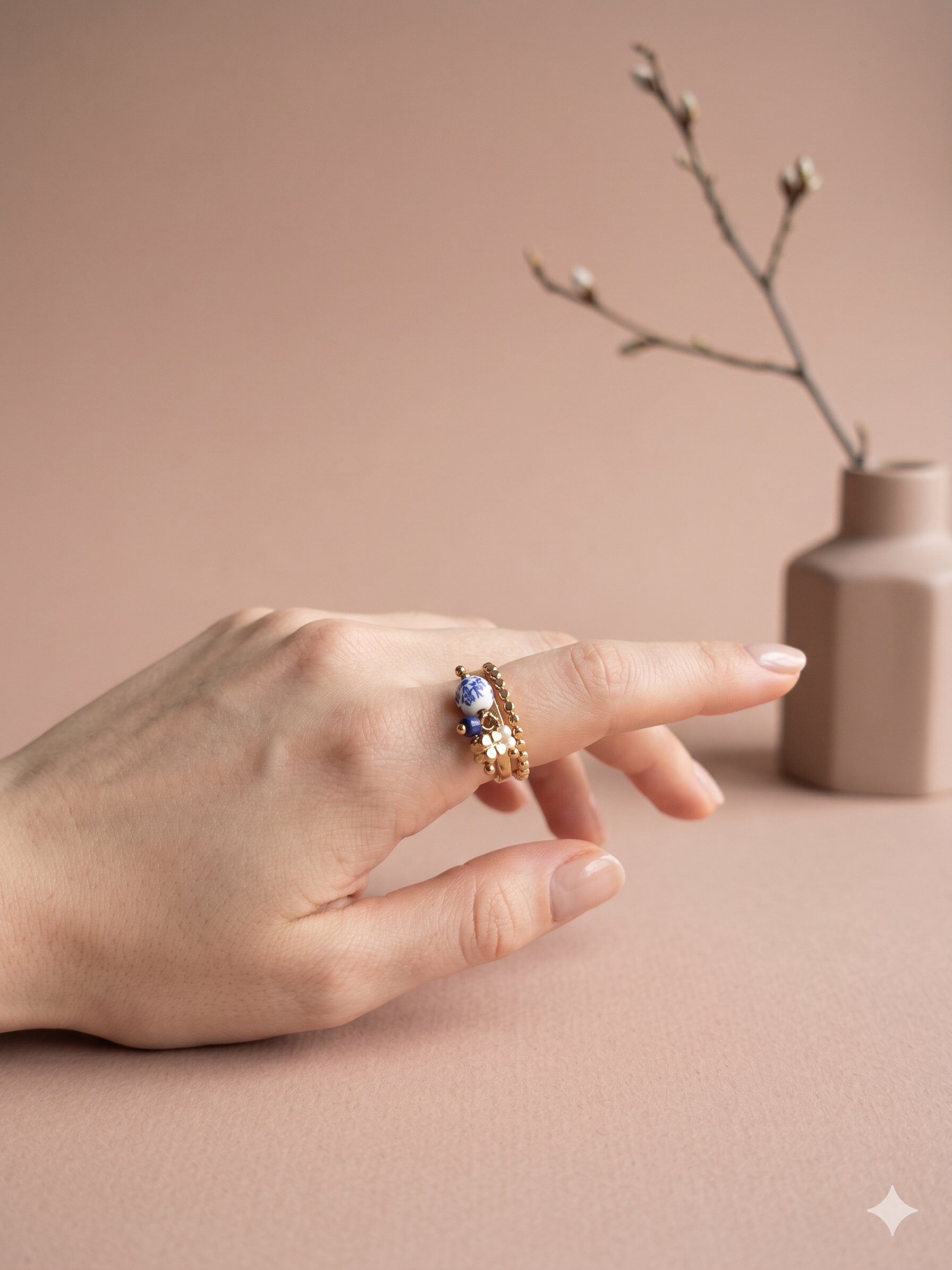 Wholesaler Eclat Paris - Adjustable gold-tone ring with a four-petal flower and blue beads