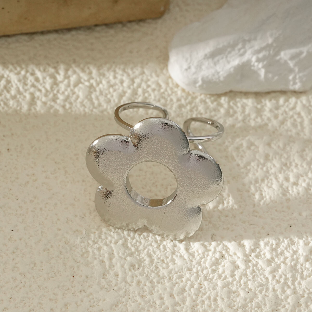 Wholesaler Eclat Paris - Adjustable silver ring, openwork flower with brushed texture