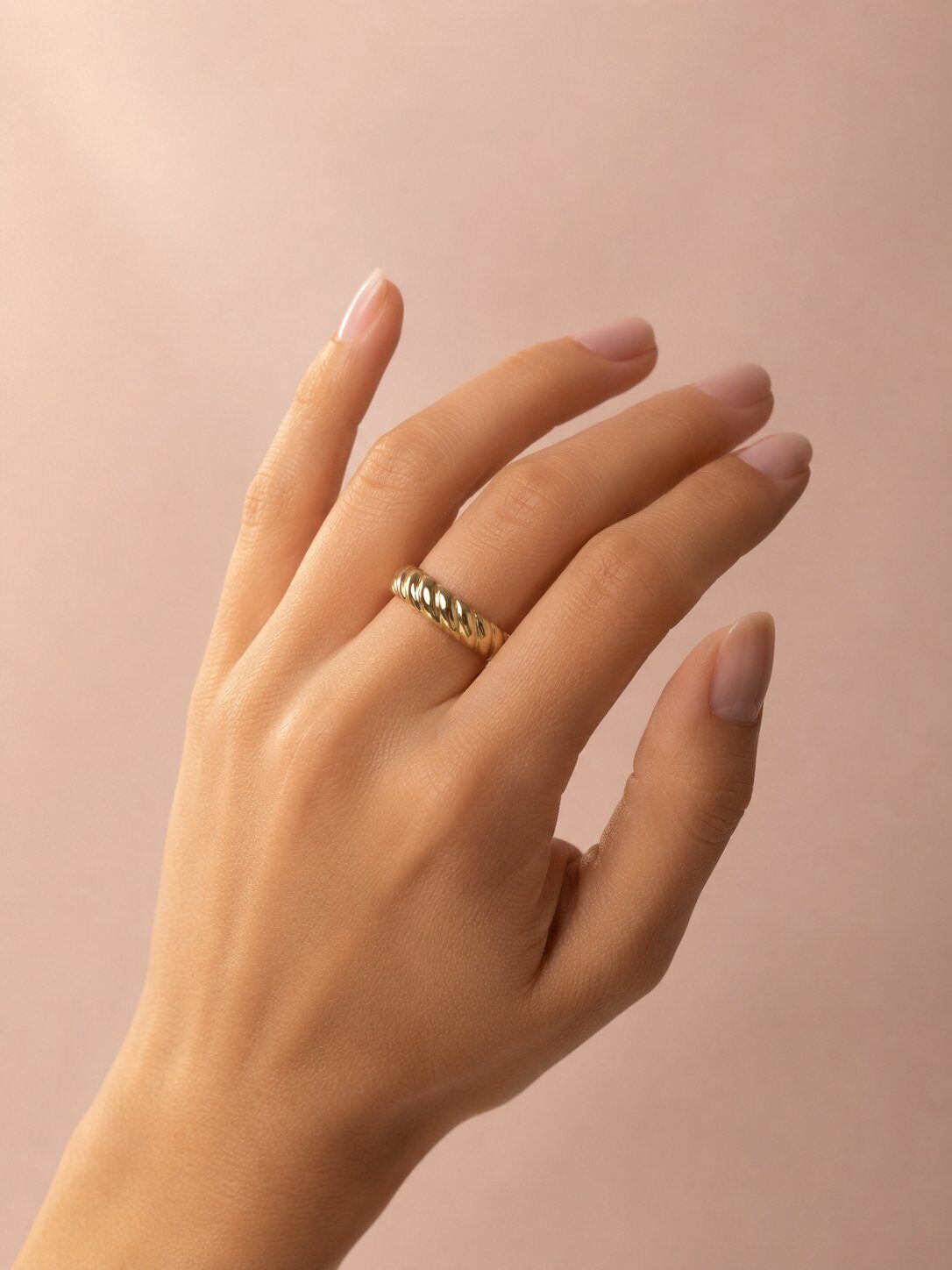 Wholesaler Eclat Paris - Delicate gold-plated ring, small size, adjustable, twisted and shiny