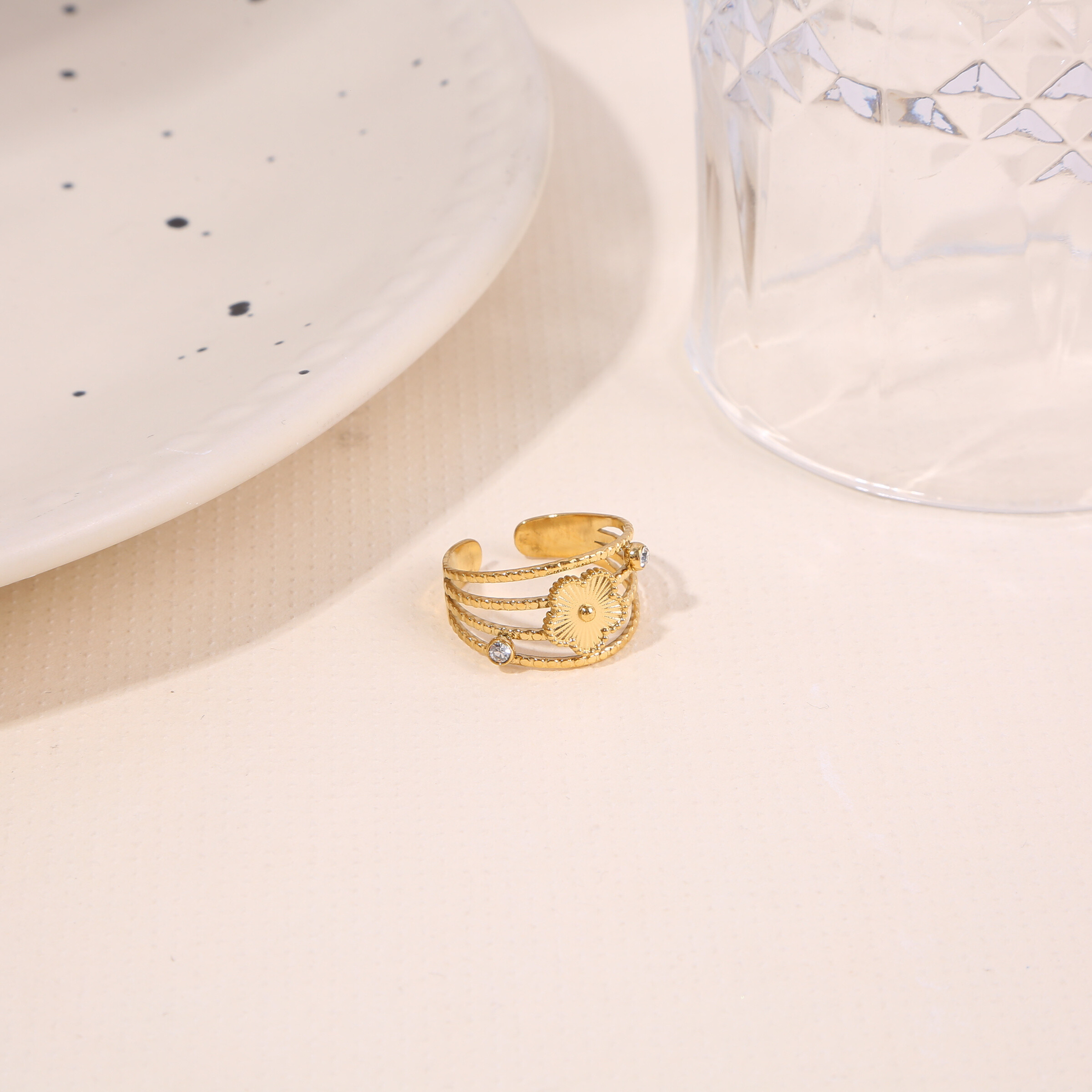 Großhändler Eclat Paris - Verstellbare goldene Ring -ätherische Blume mit Strasssteinen