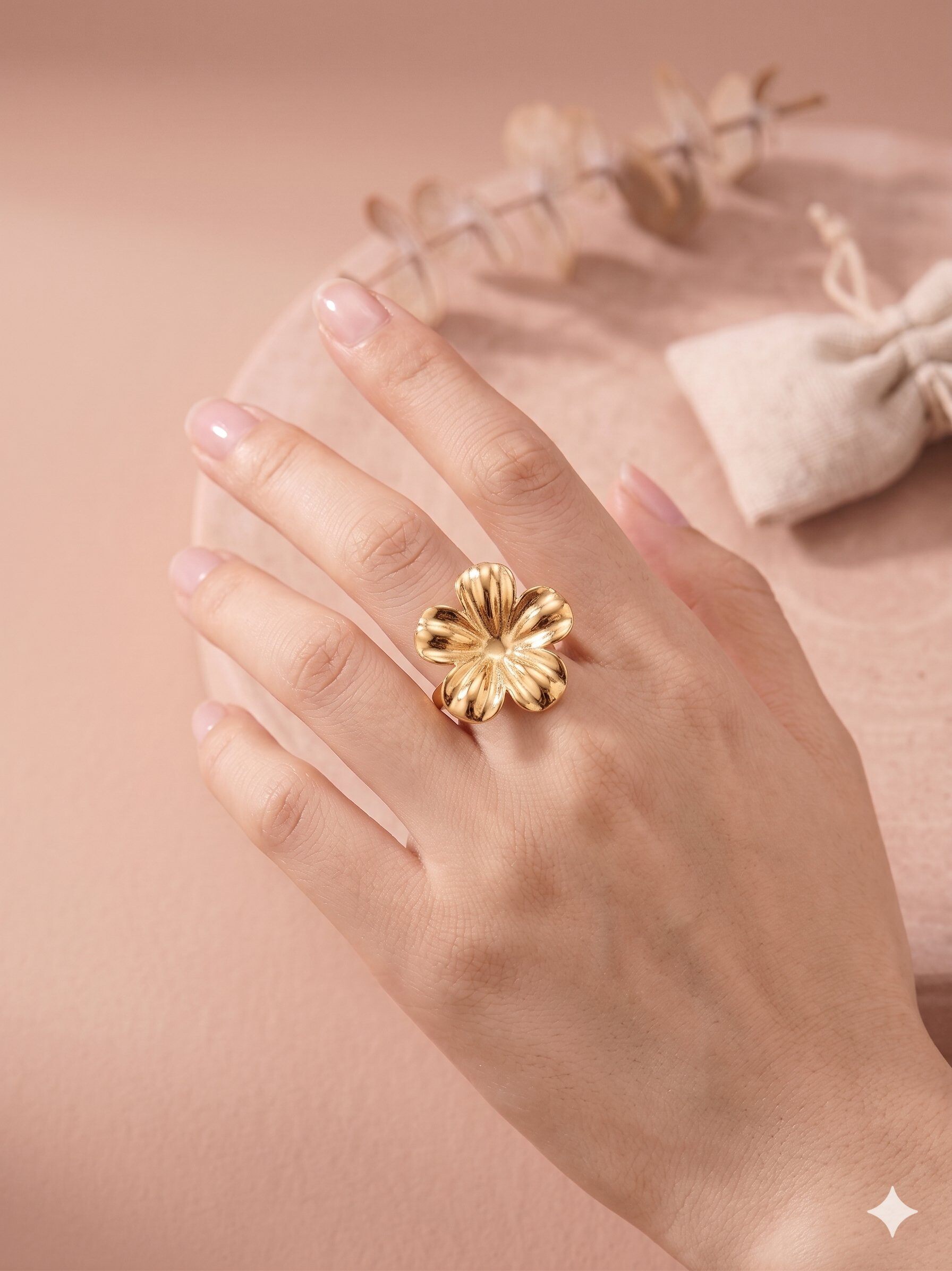 Grossiste Eclat Paris - Bague fleur en relief doré