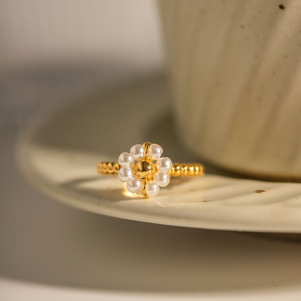 Wholesaler Eclat Paris - Golden ring of white pearl flower button