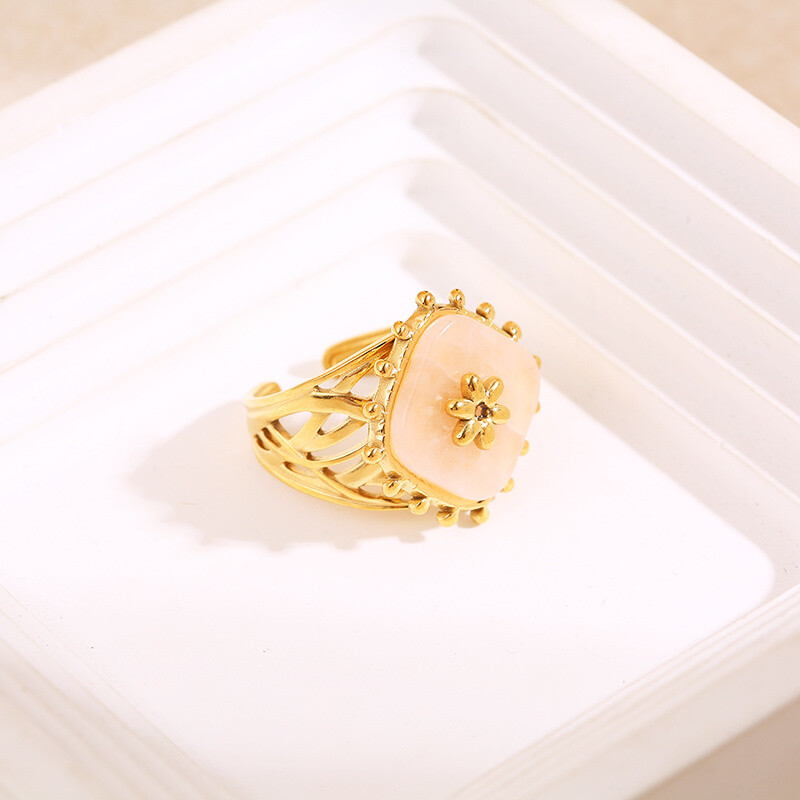 Grossista Eclat Paris - Anello dorato con pietra rosa a forma di diamante e fiore all'interno