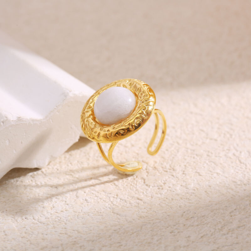 Wholesaler Eclat Paris - Adjustable golden ring circle textured surrounded with white stone