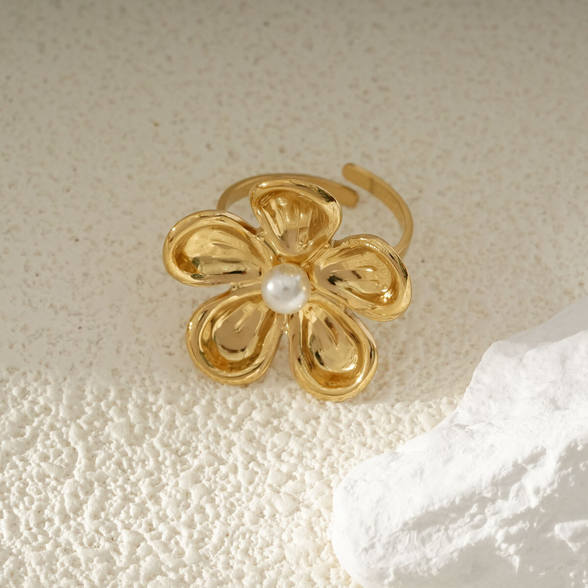 Wholesaler Eclat Paris - Adjustable golden ring openwork flower with central white pearl