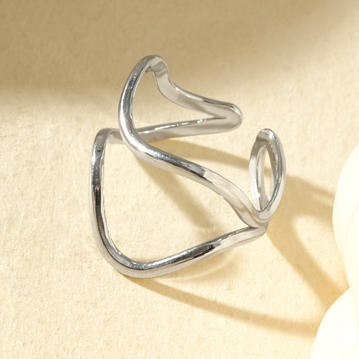 Grossiste Eclat Paris - Bague argentée ajustable double vague ajourée au design épuré