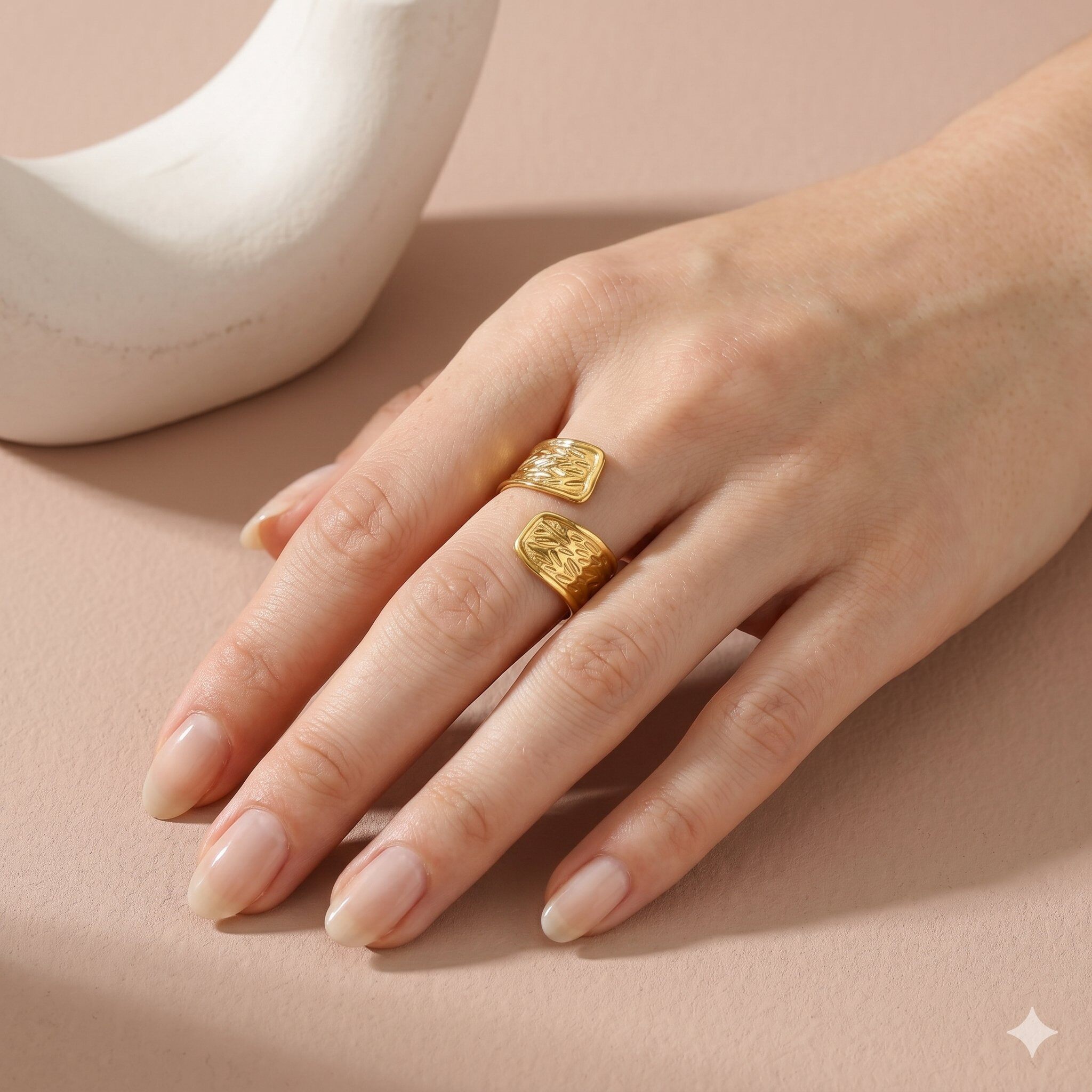 Wholesaler Eclat Paris - Wide hammered ring with golden drops
