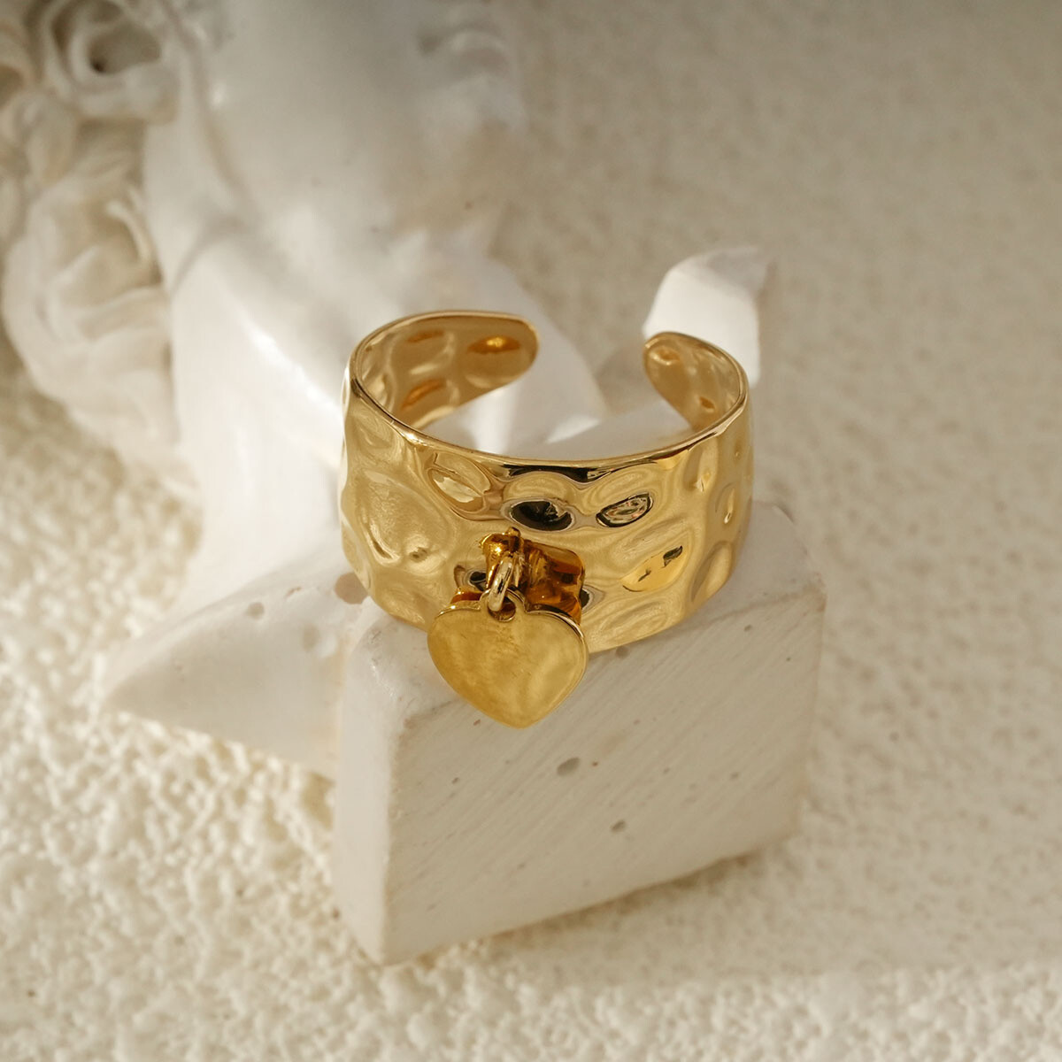 Großhändler Eclat Paris - Goldener Ring mit Herzanhänger