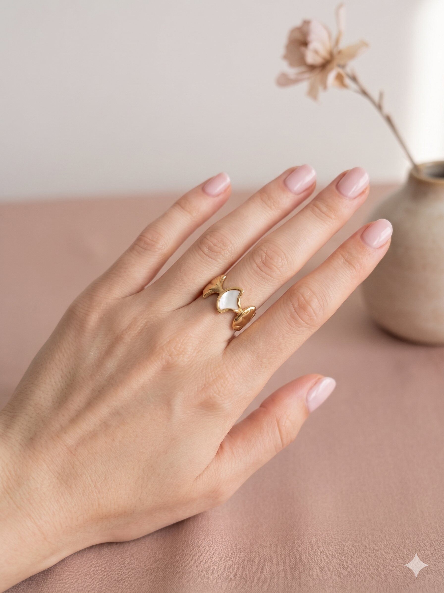 Mayorista Eclat Paris - Anillo ajustable dorado diseño de concha con detalle de nácar