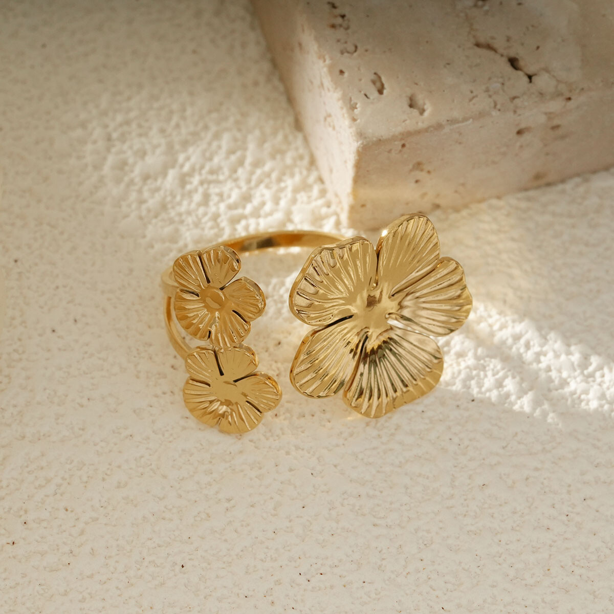 Großhändler Eclat Paris - Offener goldener Ring mit drei gravierten Blumen