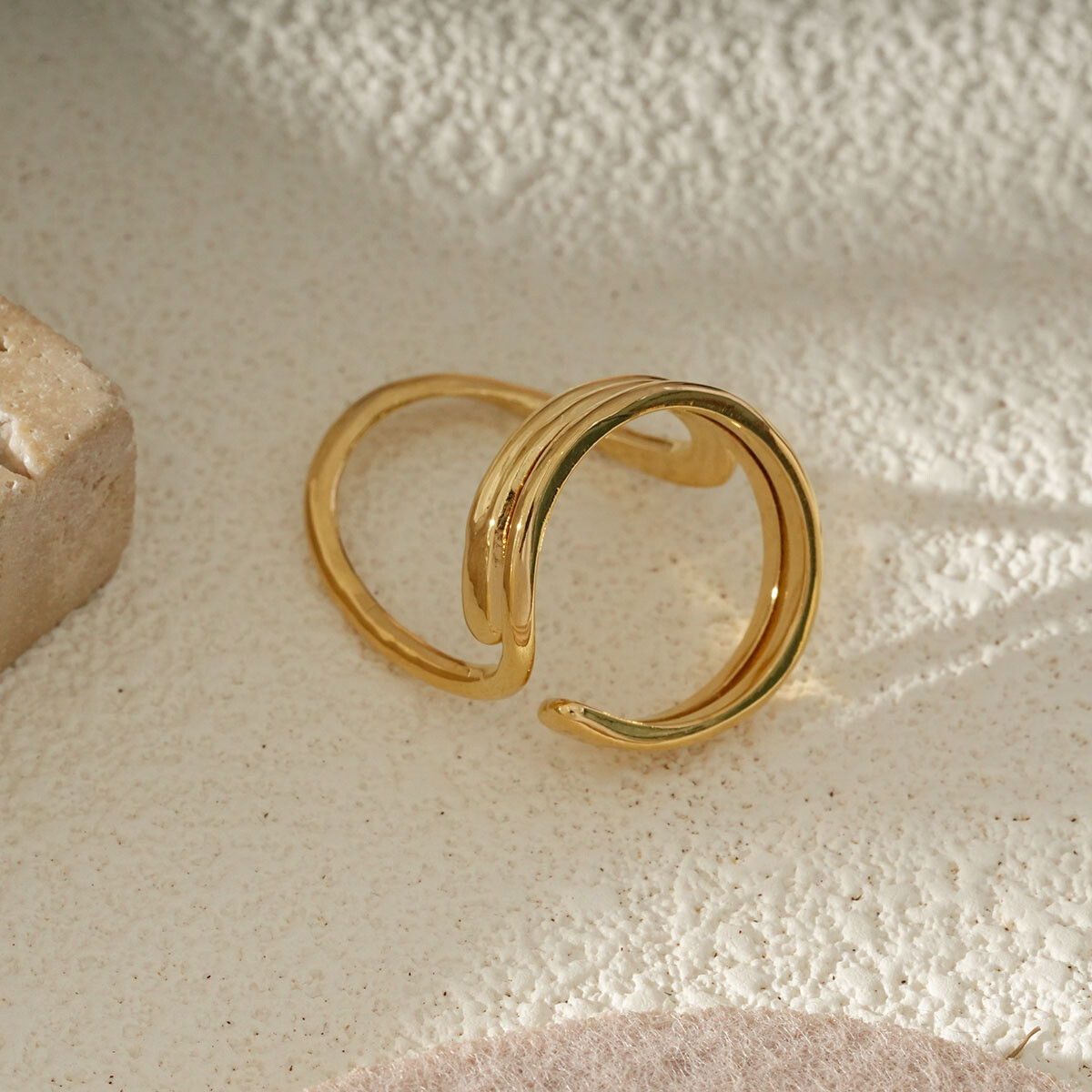 Großhändler Eclat Paris - Offene goldene Ring Asymmetrische skulpturale Inspiration