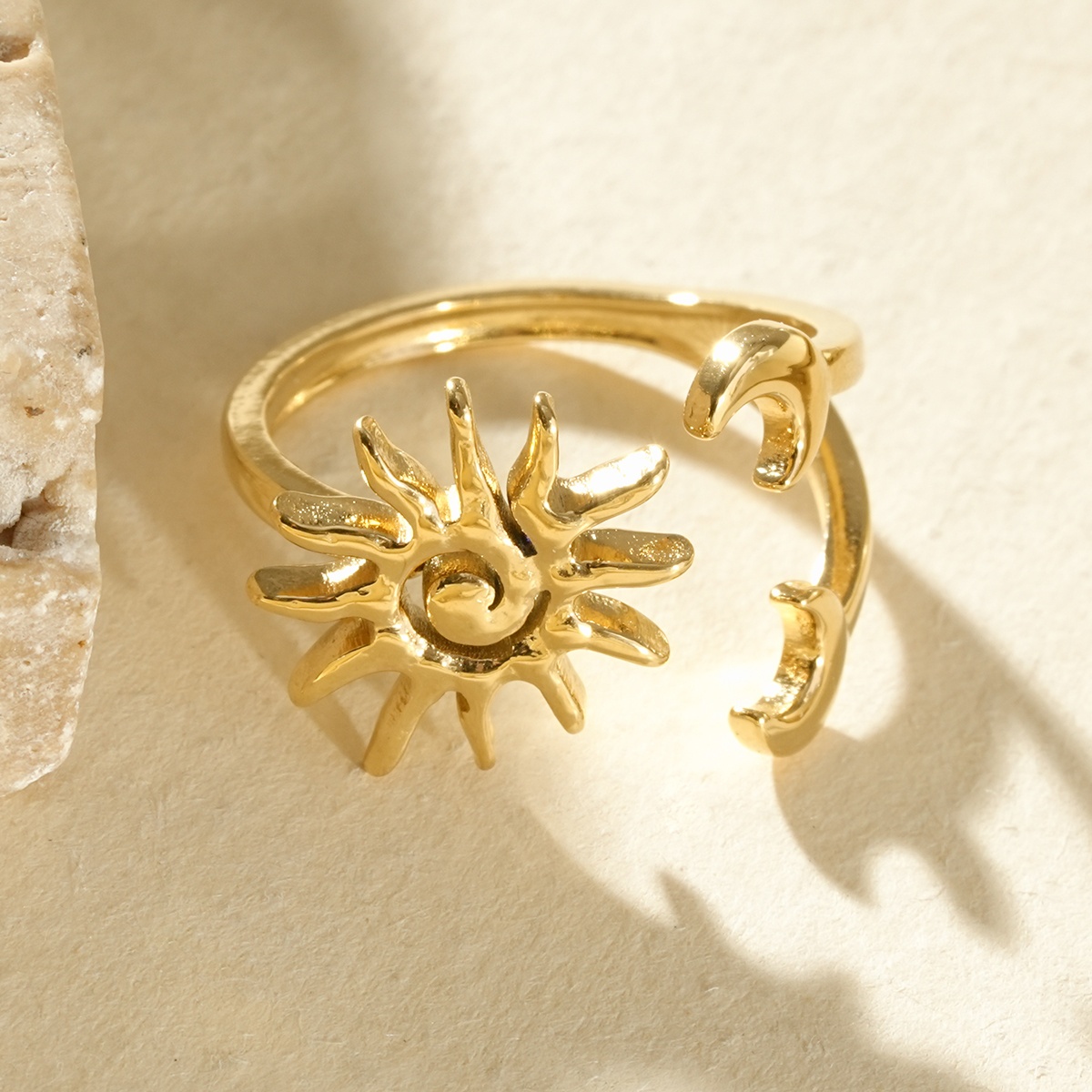 Großhändler Eclat Paris - Goldener Ring mit offener Vorderseite, Sonne und zwei Monden