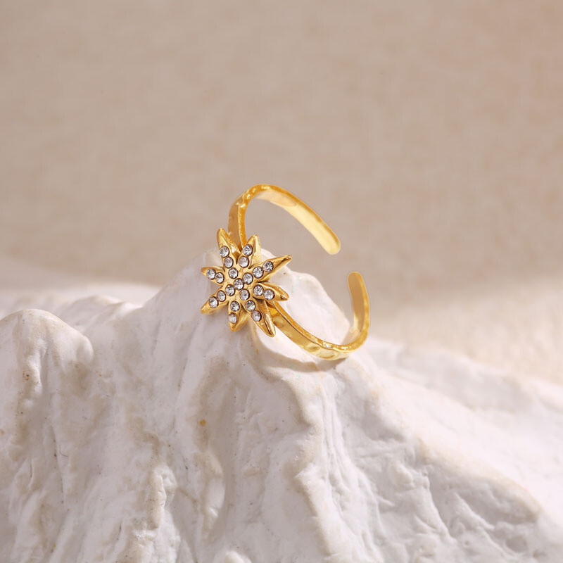 Wholesaler Eclat Paris - Adjustable golden ring hammered with a rosecatcop