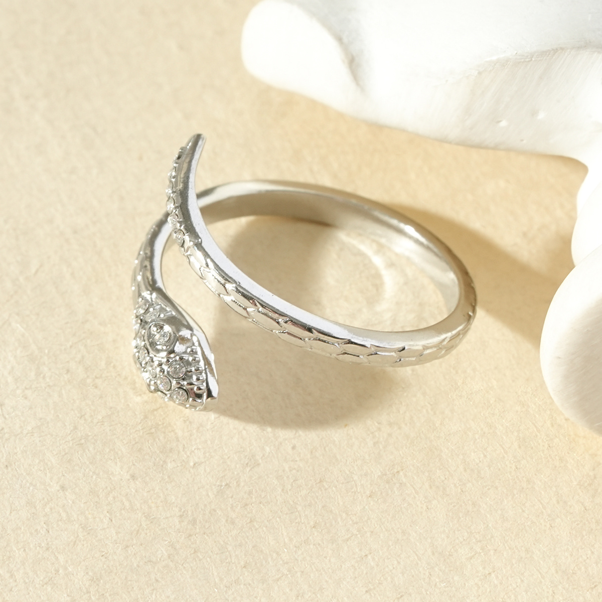 Grossiste Eclat Paris - Bague argentée ouverte à l'avant serpent détail strass