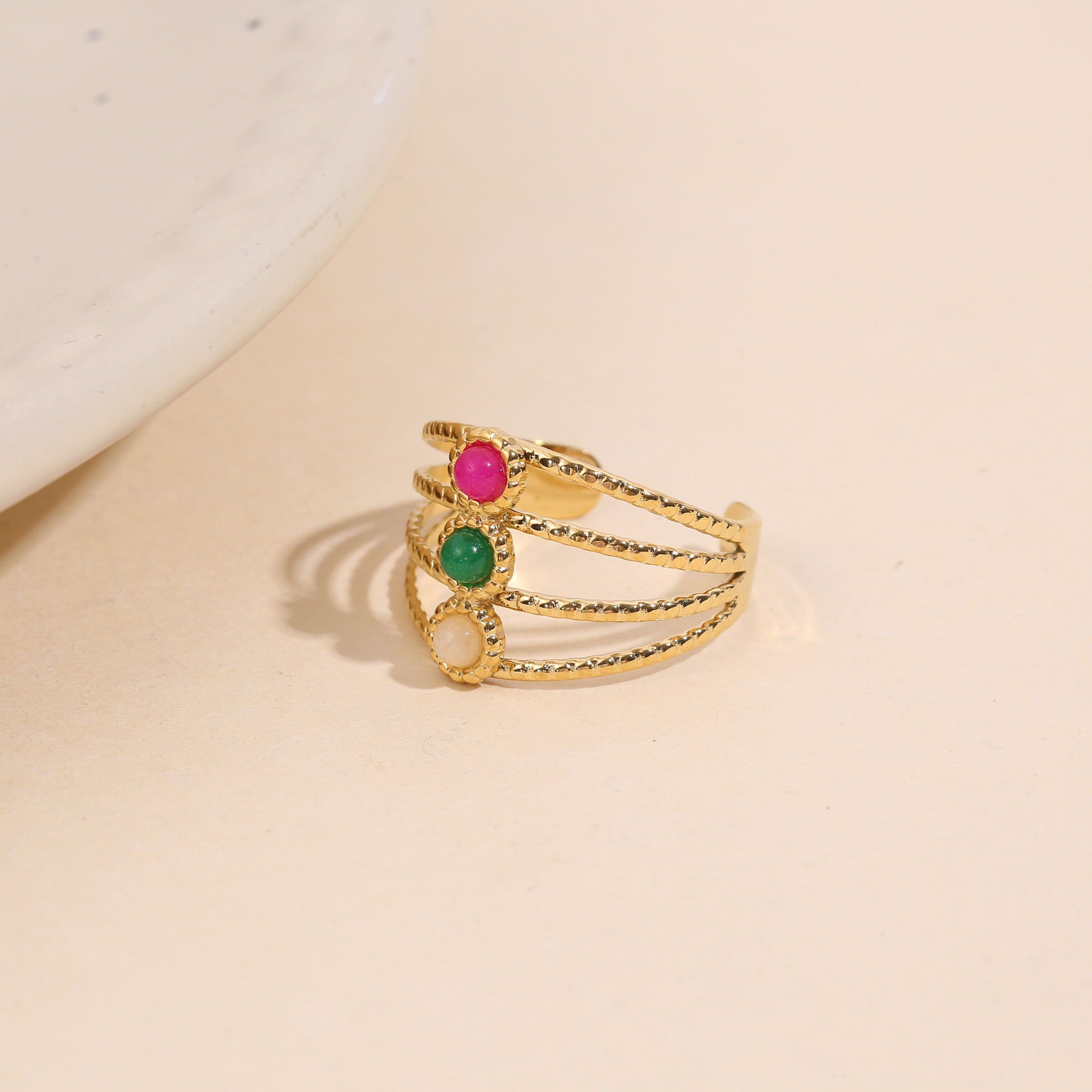 Mayorista Eclat Paris - Anillo dorado triple con triple piedras fucsia, verde y beige