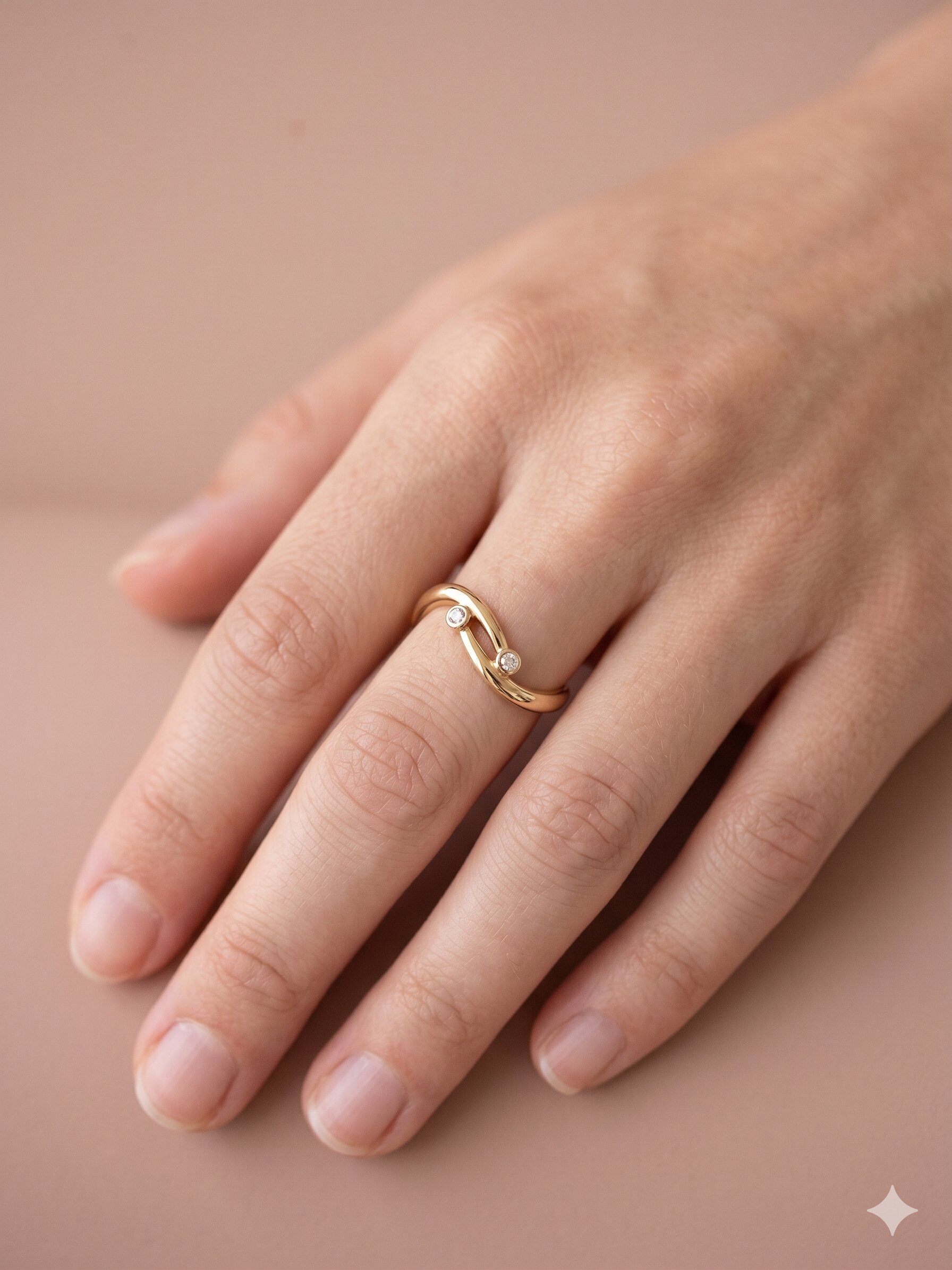 Großhändler Eclat Paris - Offener goldfarbener Ring mit Kreuzdesign und Strasssteinen