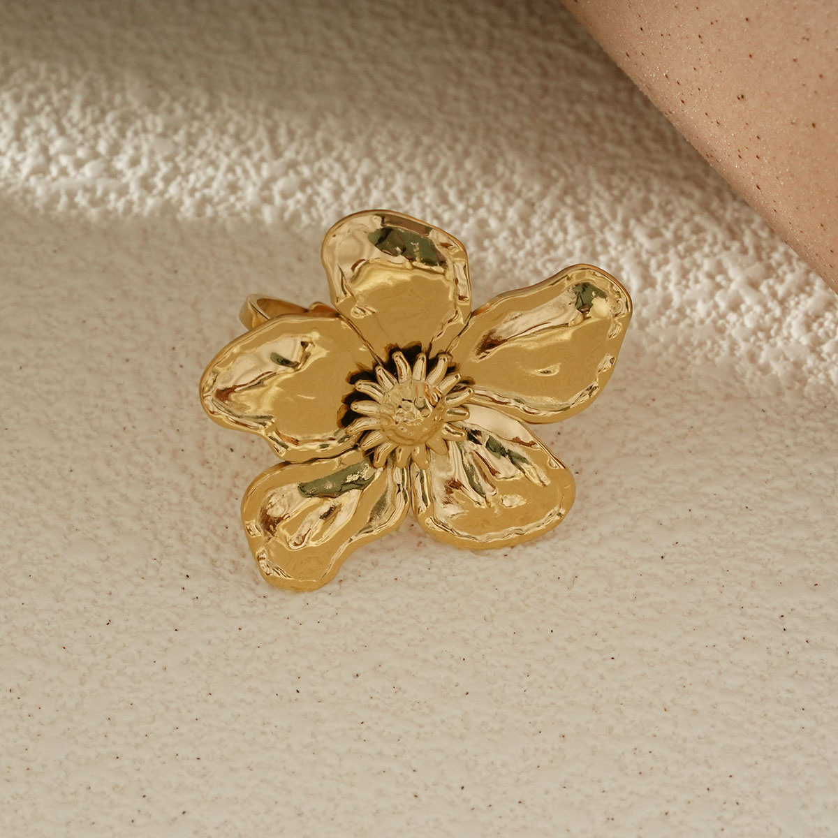 Wholesaler Eclat Paris - Adjustable golden ring sculpted flower and shiny