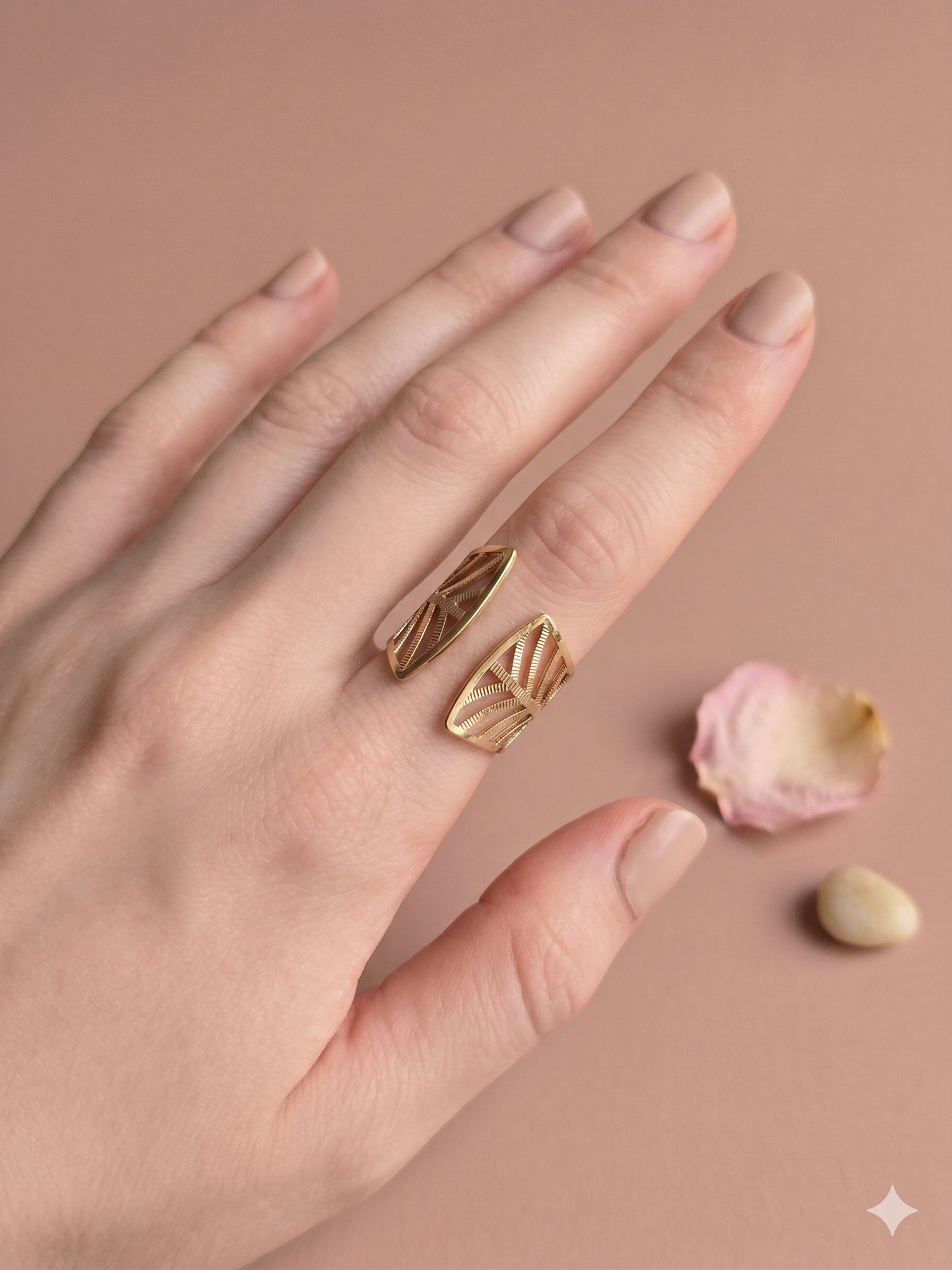Grossiste Eclat Paris - Bague dorée ajustable design feuille nervurée