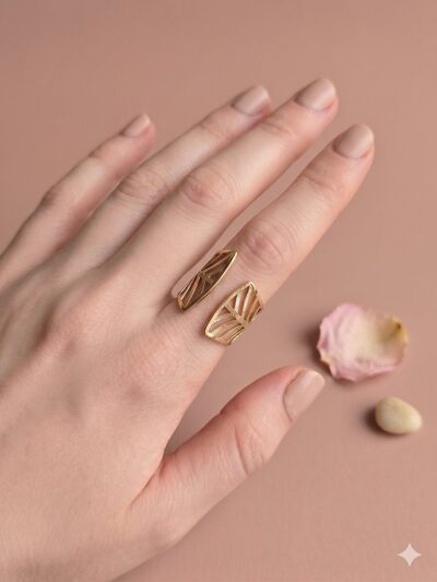 Wholesaler Eclat Paris - Adjustable gold-tone ring with ribbed leaf design Wholesaler Eclat Paris - Adjustable gold-tone ring with ribbed leaf design