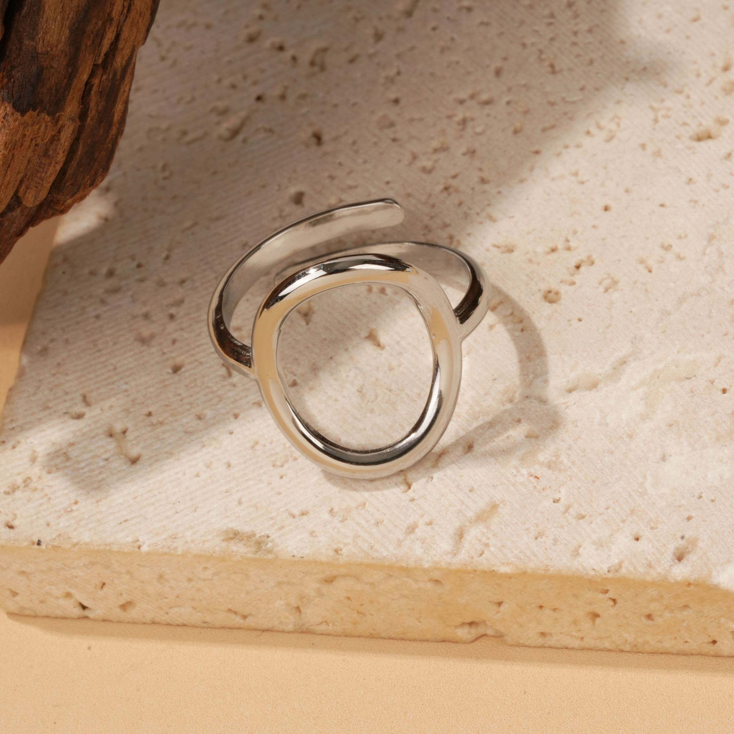 Mayorista Eclat Paris - Anillo abierto plateado con diseño ovalado elegante