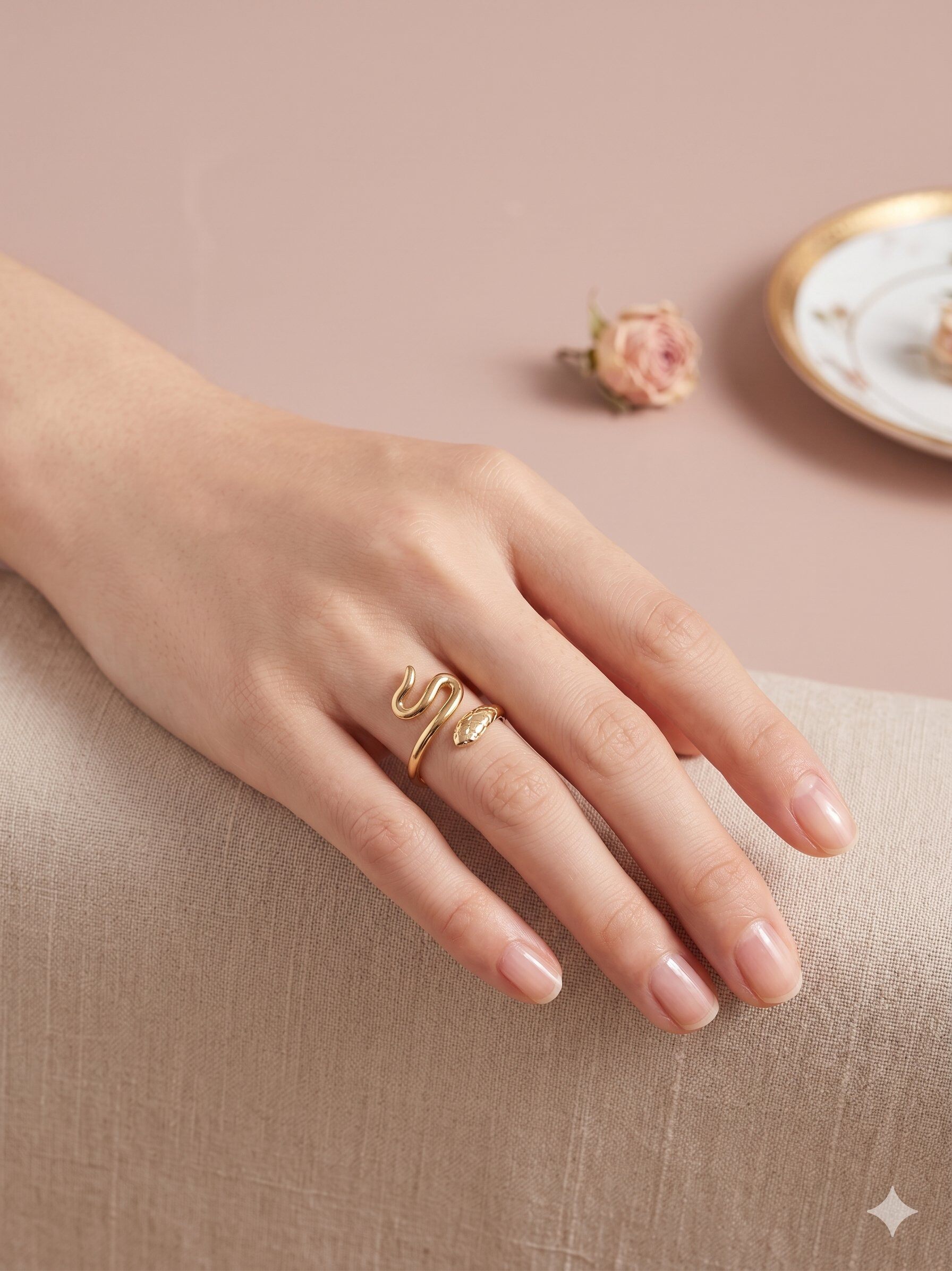 Grossiste Eclat Paris - Bague dorée ouverte à l'avant serpent à queue enroulée