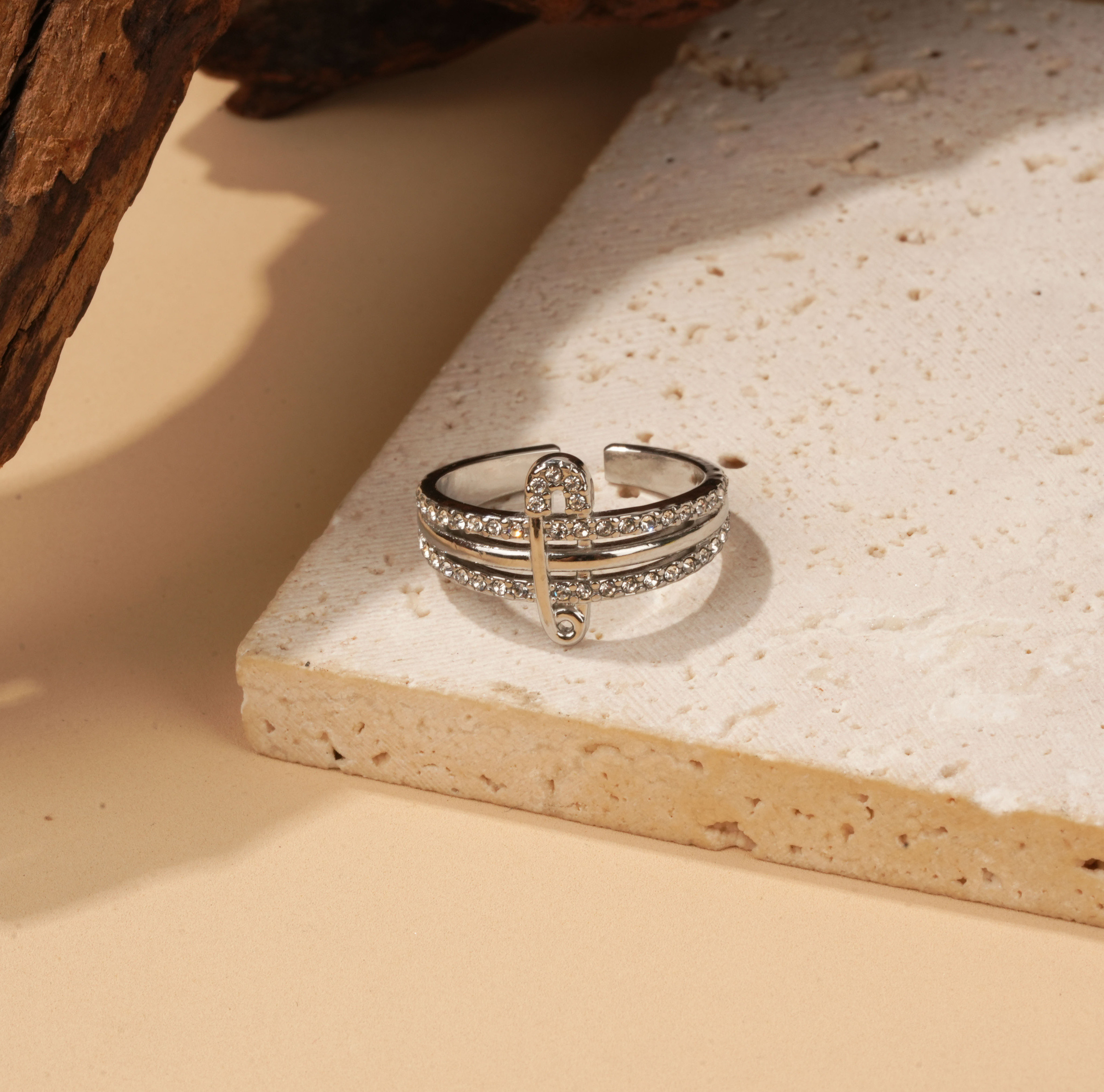 Grossiste Eclat Paris - Bague argentée ouverte triple anneau épingle sertie de strass