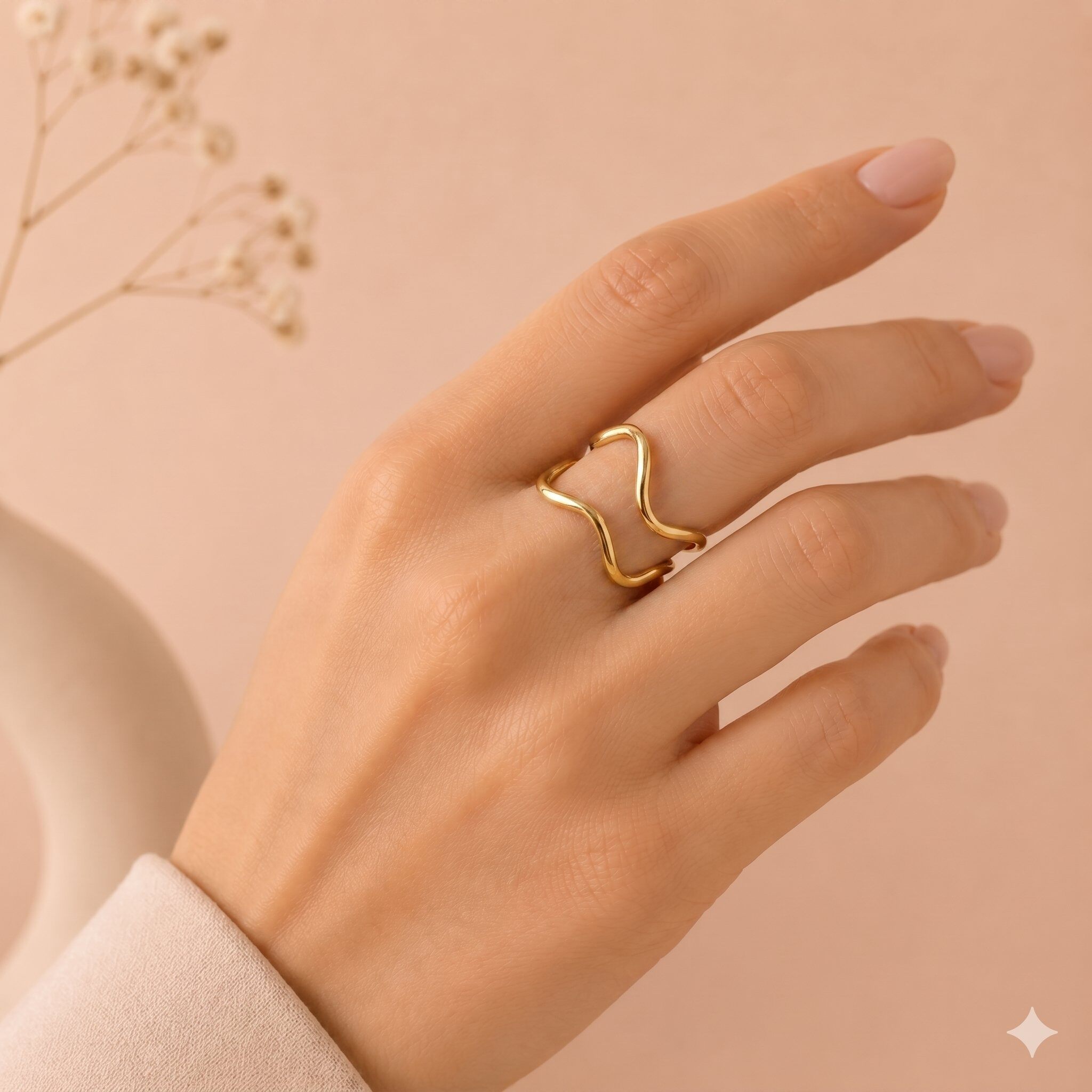Großhändler Eclat Paris - Verstellbarer goldfarbener Ring mit doppeltem Wellenmuster und elegantem Design