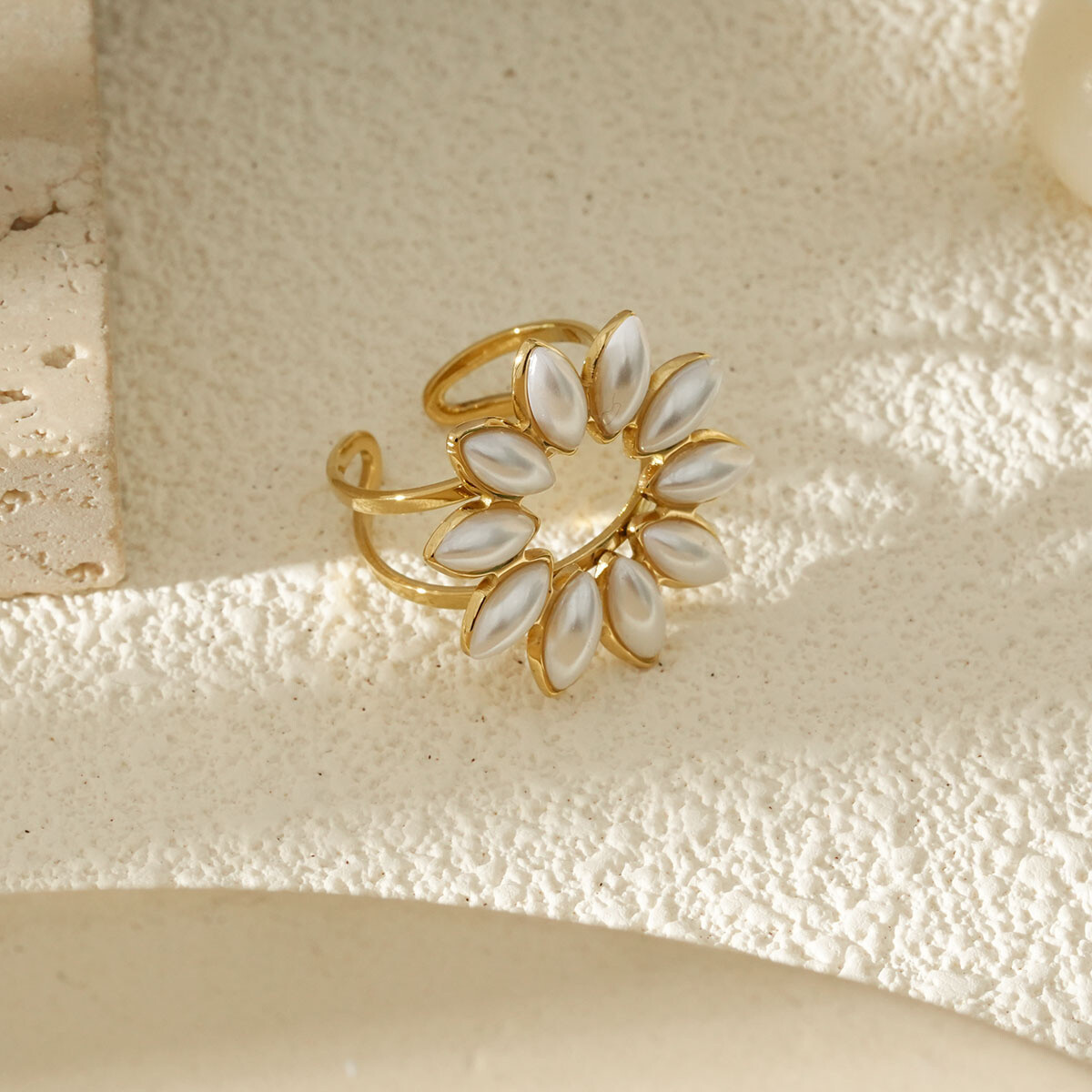 Wholesaler Eclat Paris - Open golden golden ring and pearls