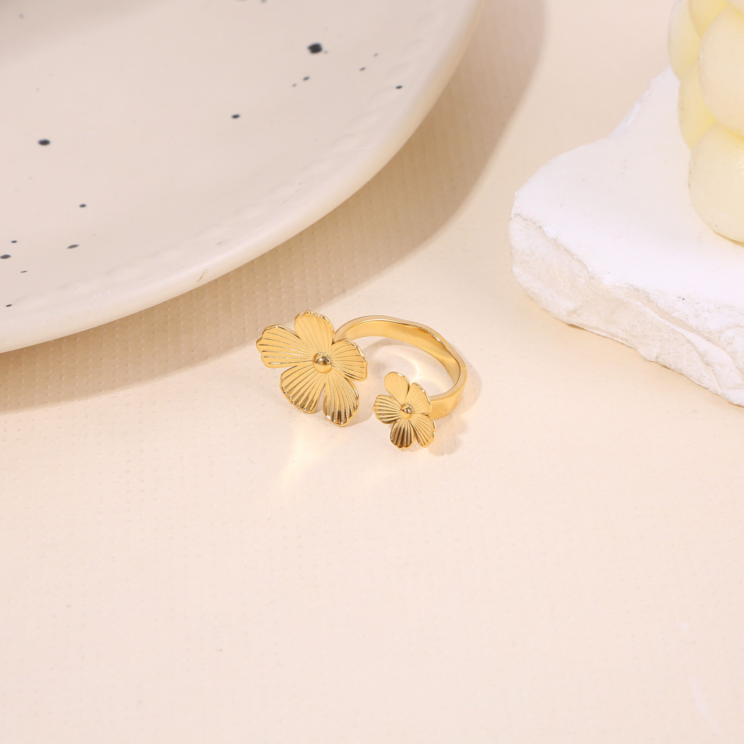 Wholesaler Eclat Paris - Open golden ring duo of engraved flowers opening in front
