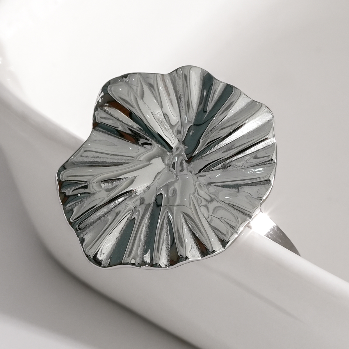 Wholesaler Eclat Paris - Shiny Silver Lotus Leaf Ring