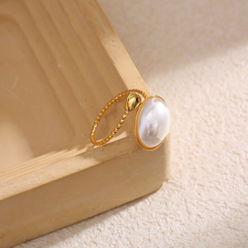 Wholesaler Eclat Paris - Adjustable golden ring twisted white pearl