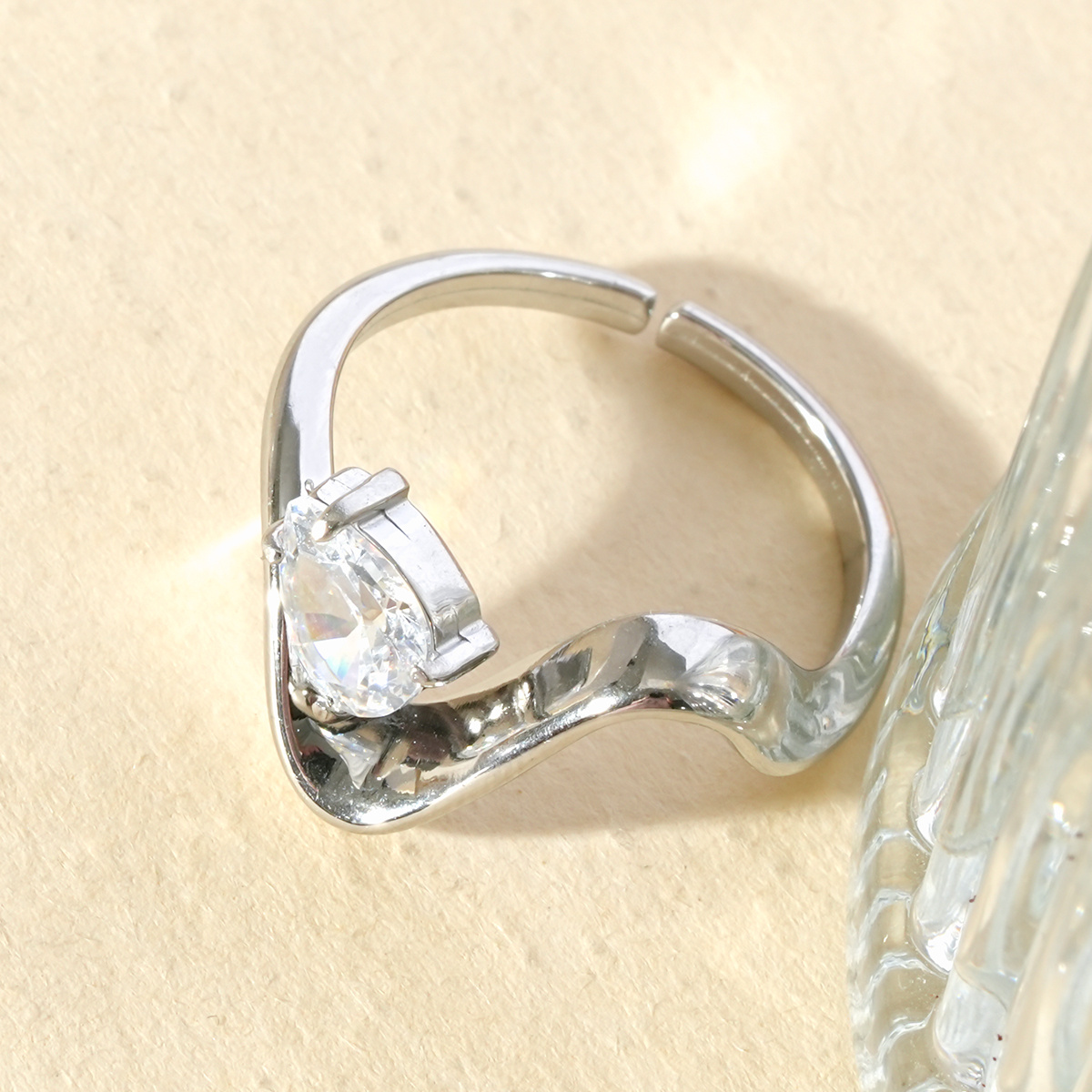 Mayorista Eclat Paris - Anillo abierto plateado en forma de ola con strass en forma de gota