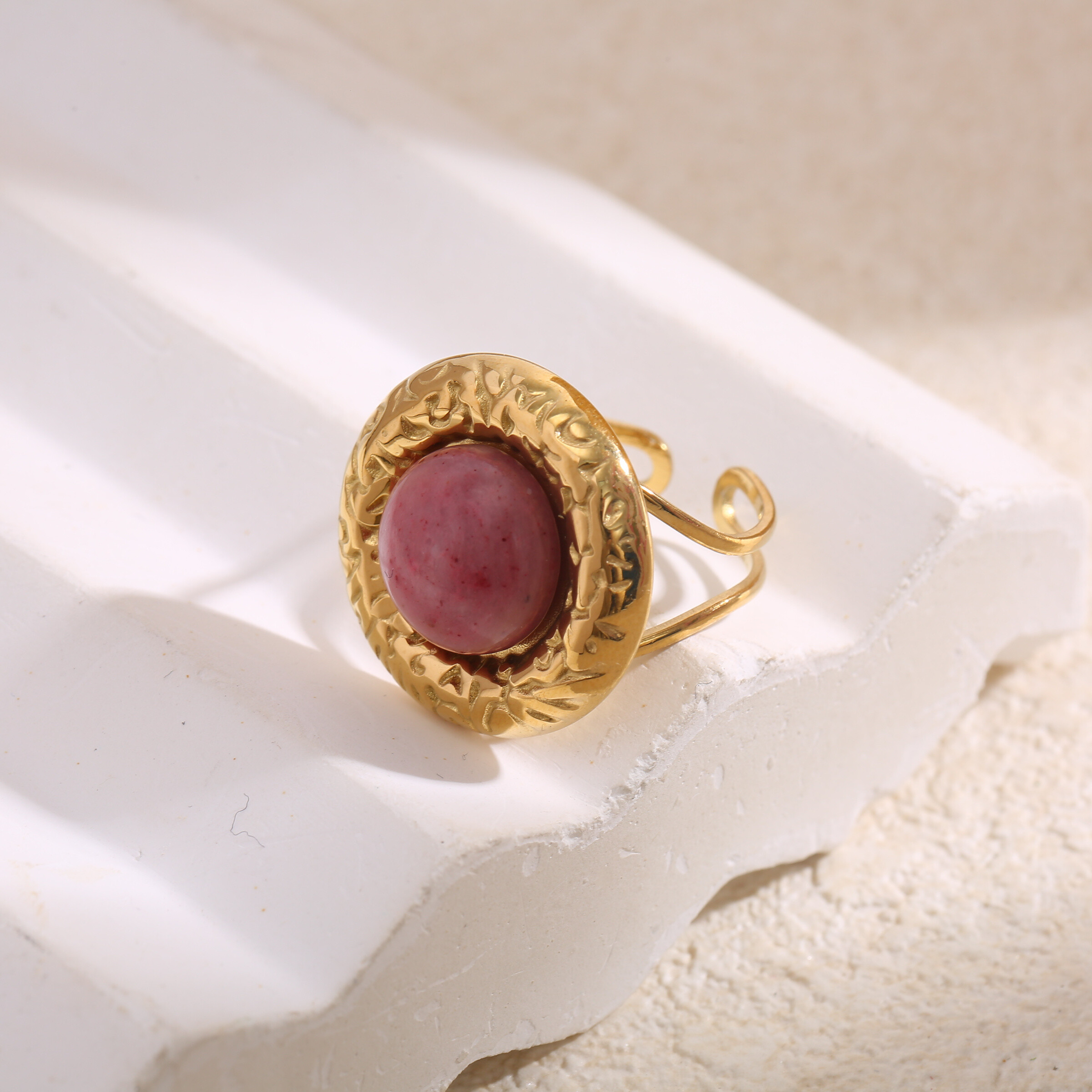 Wholesaler Eclat Paris - Adjustable golden ring circle textured surrounded with pink stone