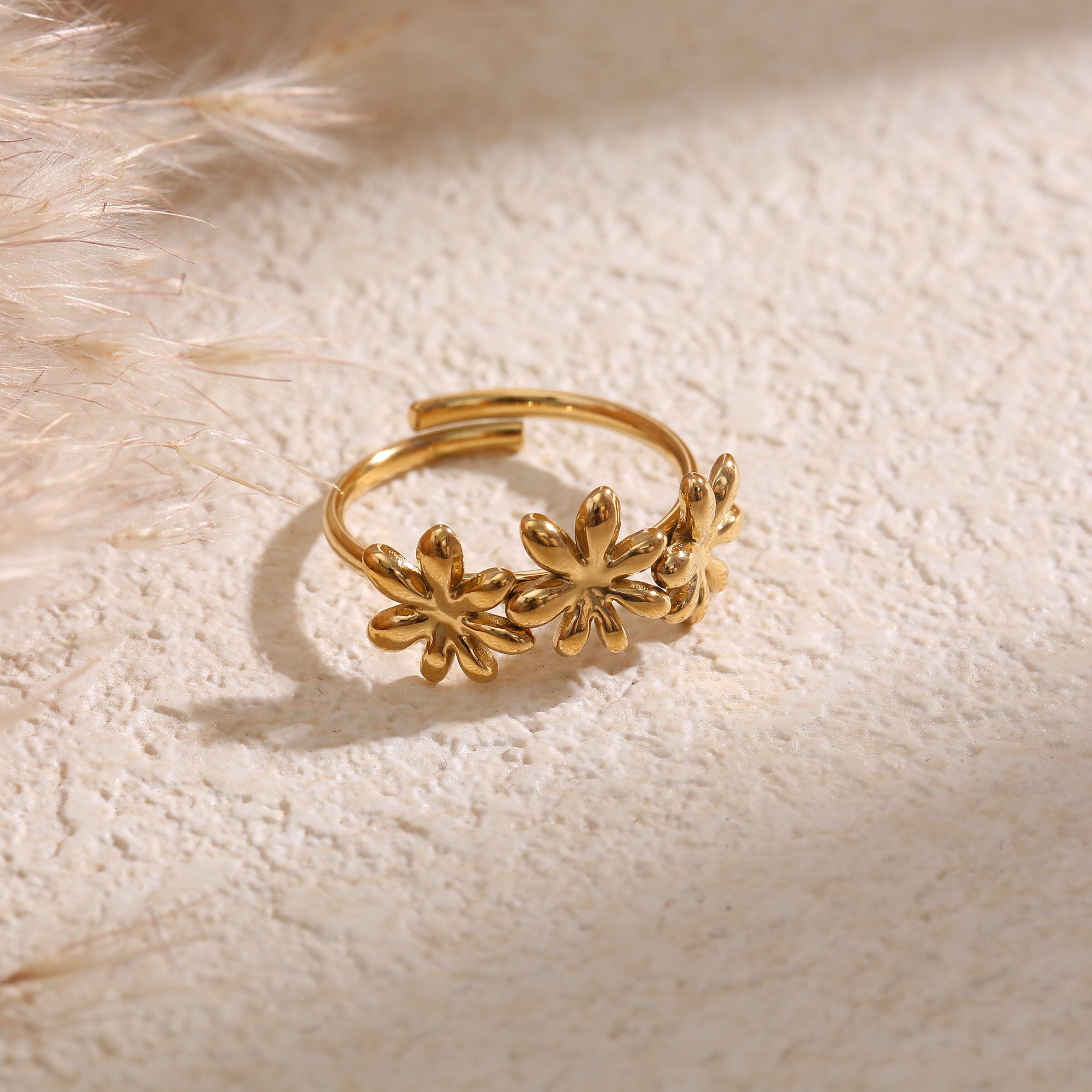 Wholesaler Eclat Paris - Adjustable golden ring trio of solar flowers