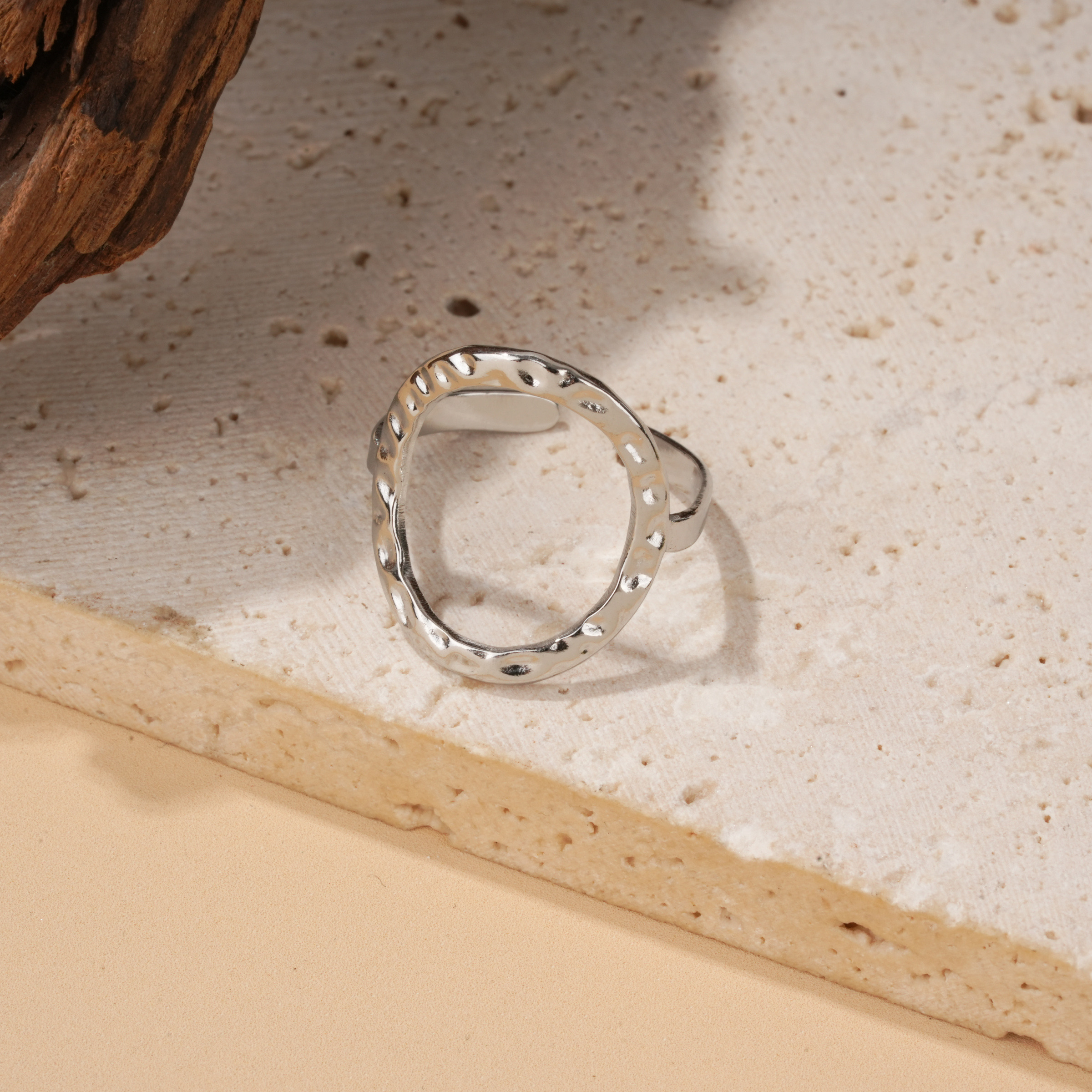 Mayorista Eclat Paris - Anillo ajustable ovalado en tono plateado martillado