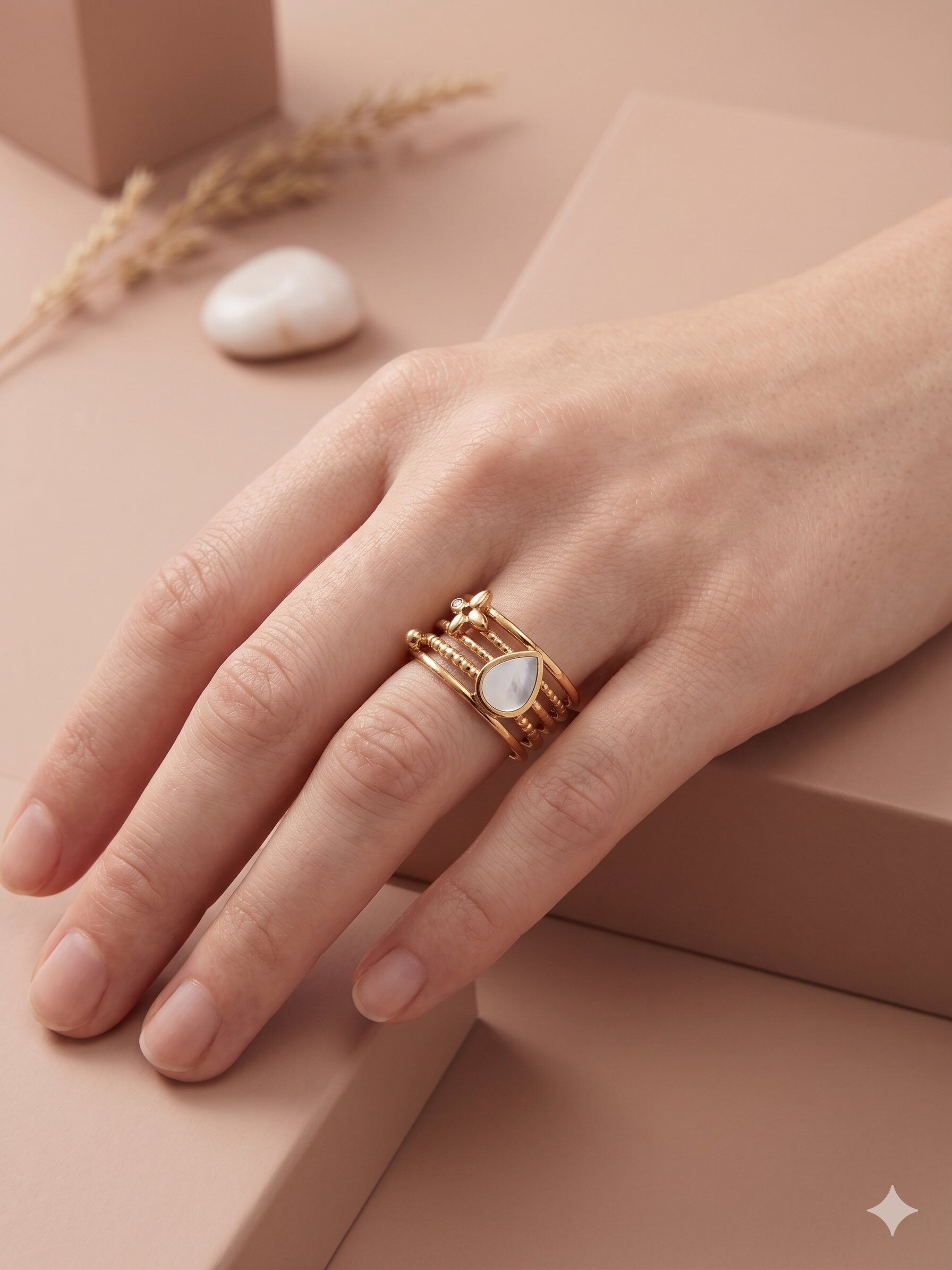 Grossista Eclat Paris - Anello regolabile dorato con quattro fasce, goccia di perla e fiore