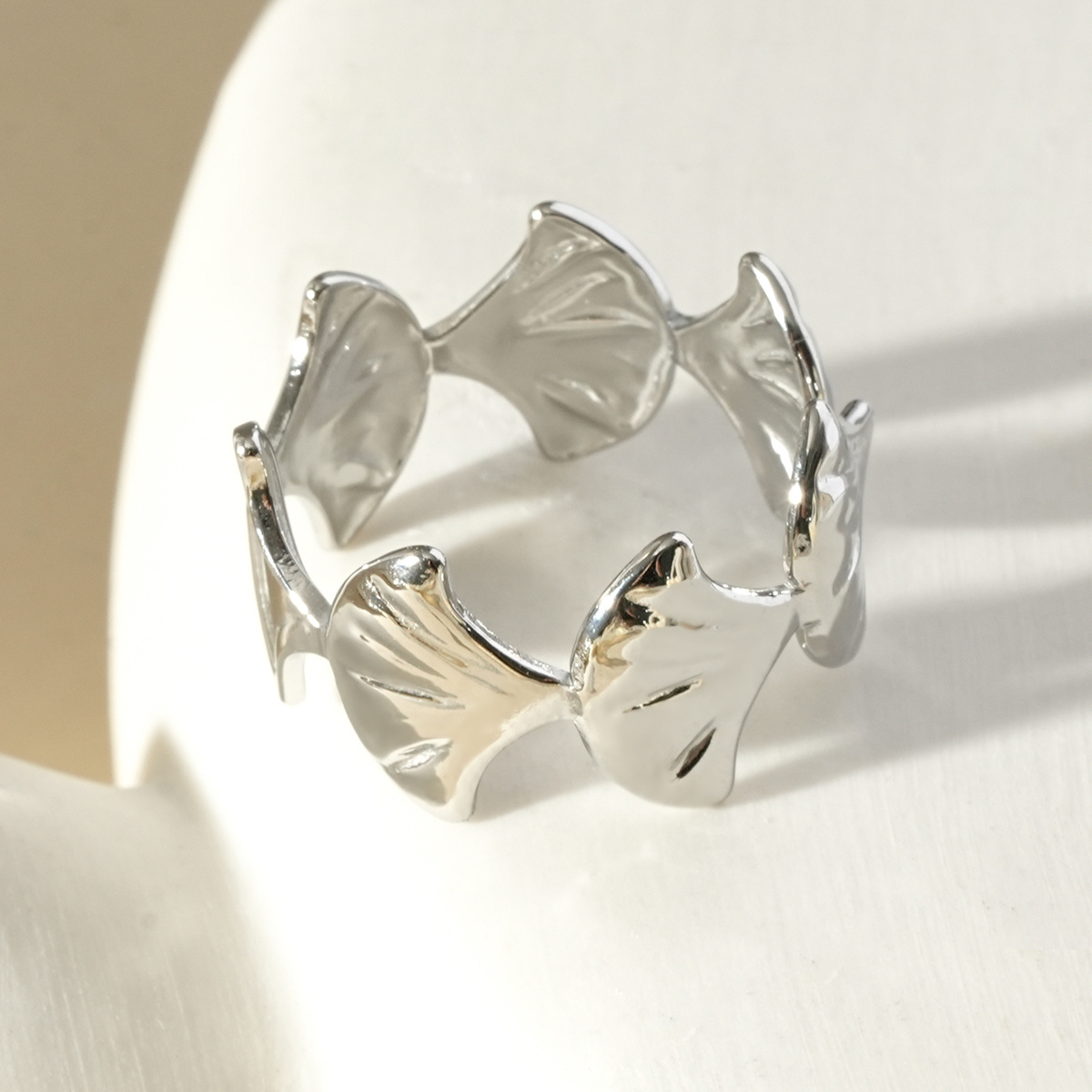 Mayorista Eclat Paris - Anillo ajustable plateado diseño de concha con detalle de nácar
